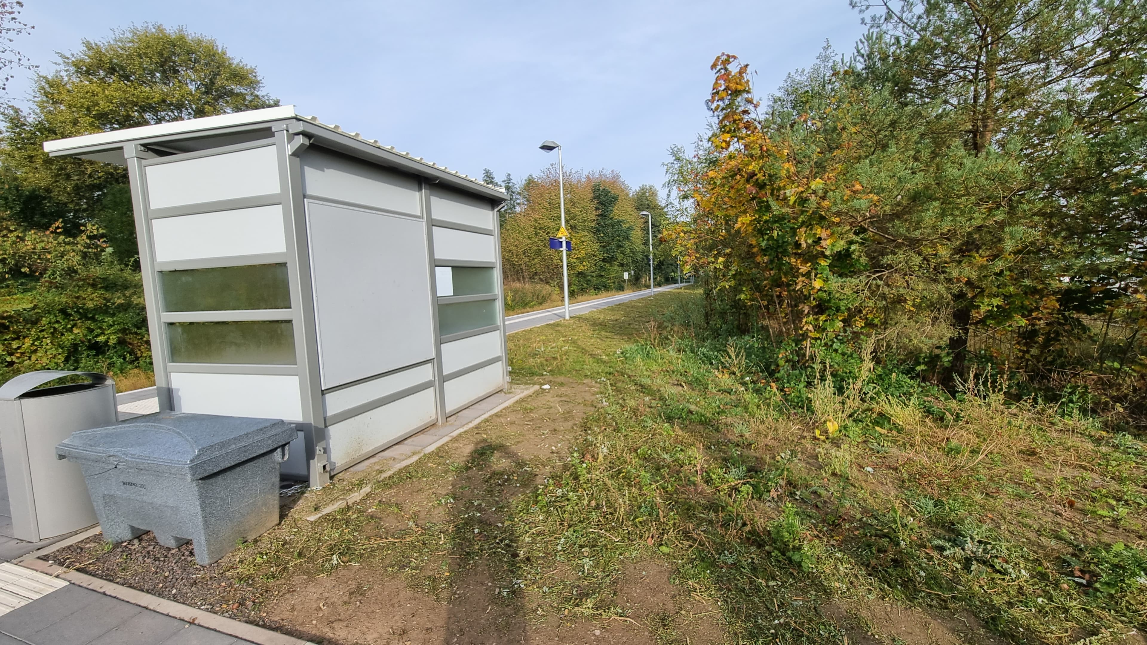 Bild vom vor dem Umbau: Wetterschutzhaus von hinten mit geschlossenen Platten - keine Transparenz
