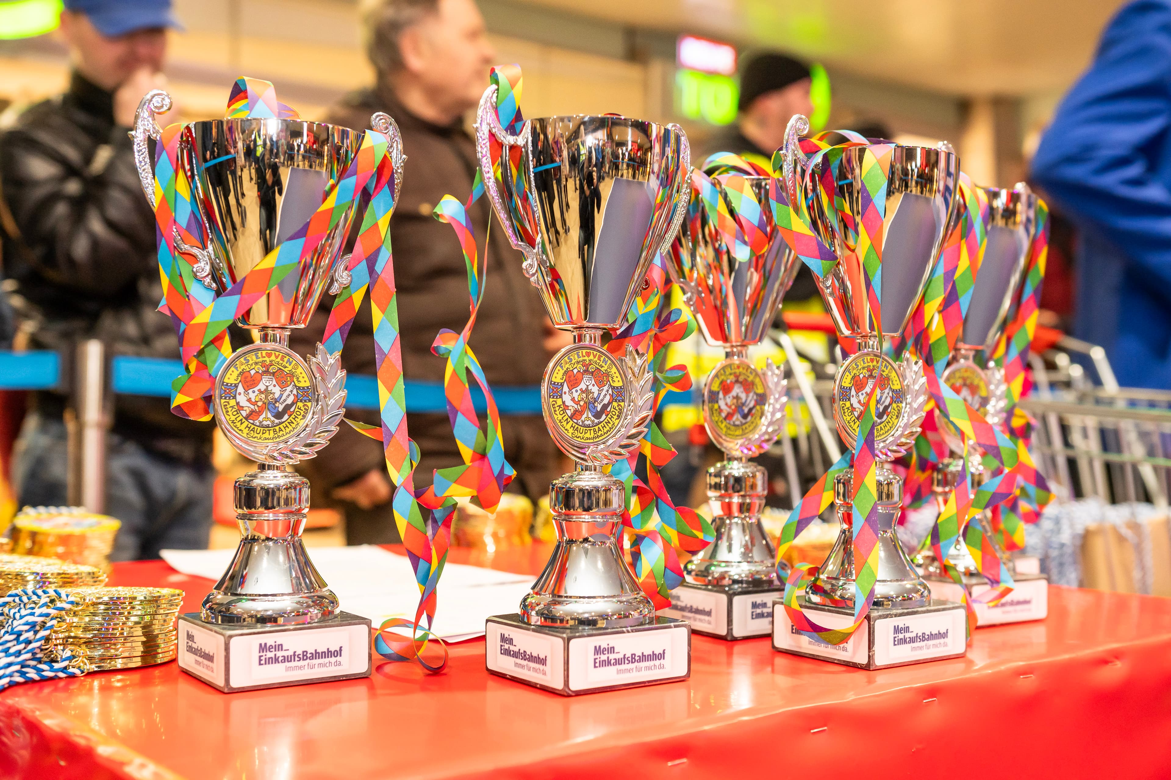 Viele Pokale mit Konfetti und Luftschlangen