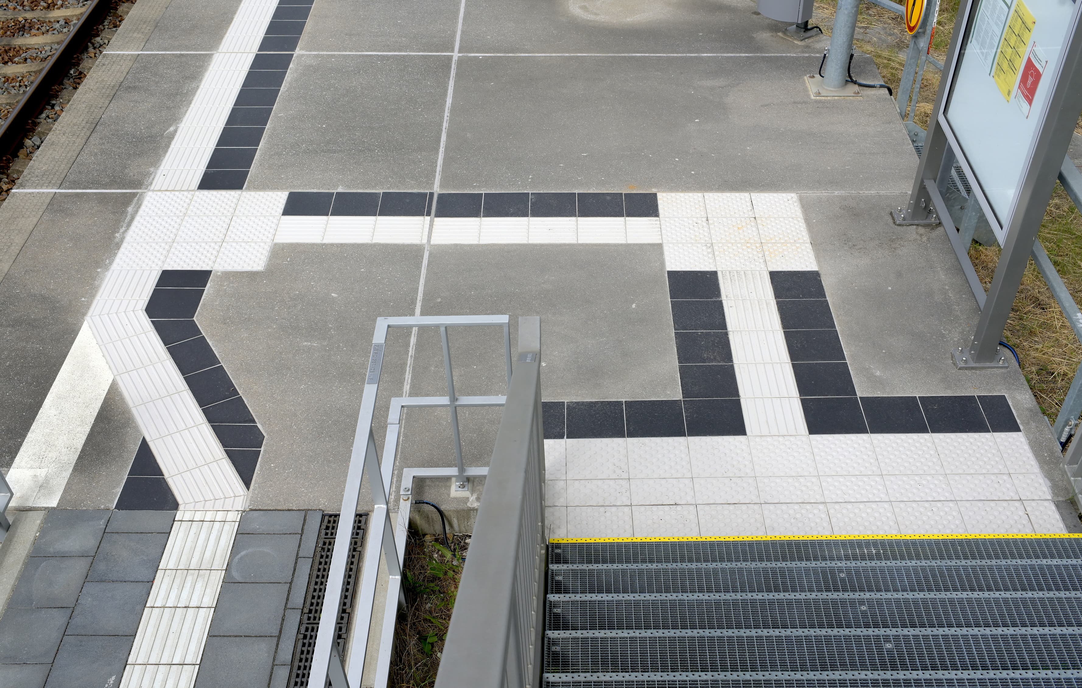 Eine Wegeleitung auf einem Bahnsteigboden.