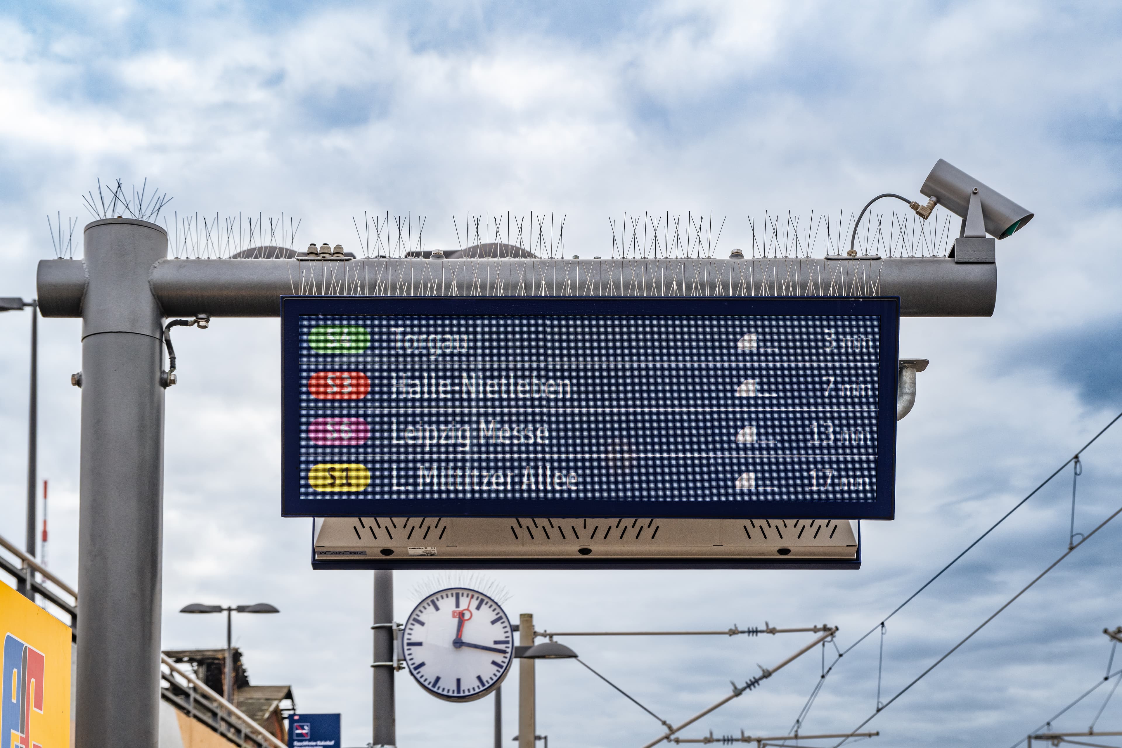 Neuer Anzeiger - mehrzeiliger Zuginformationsmonitor zeigt die nächsten Abfahrten der S-Bahnen an.