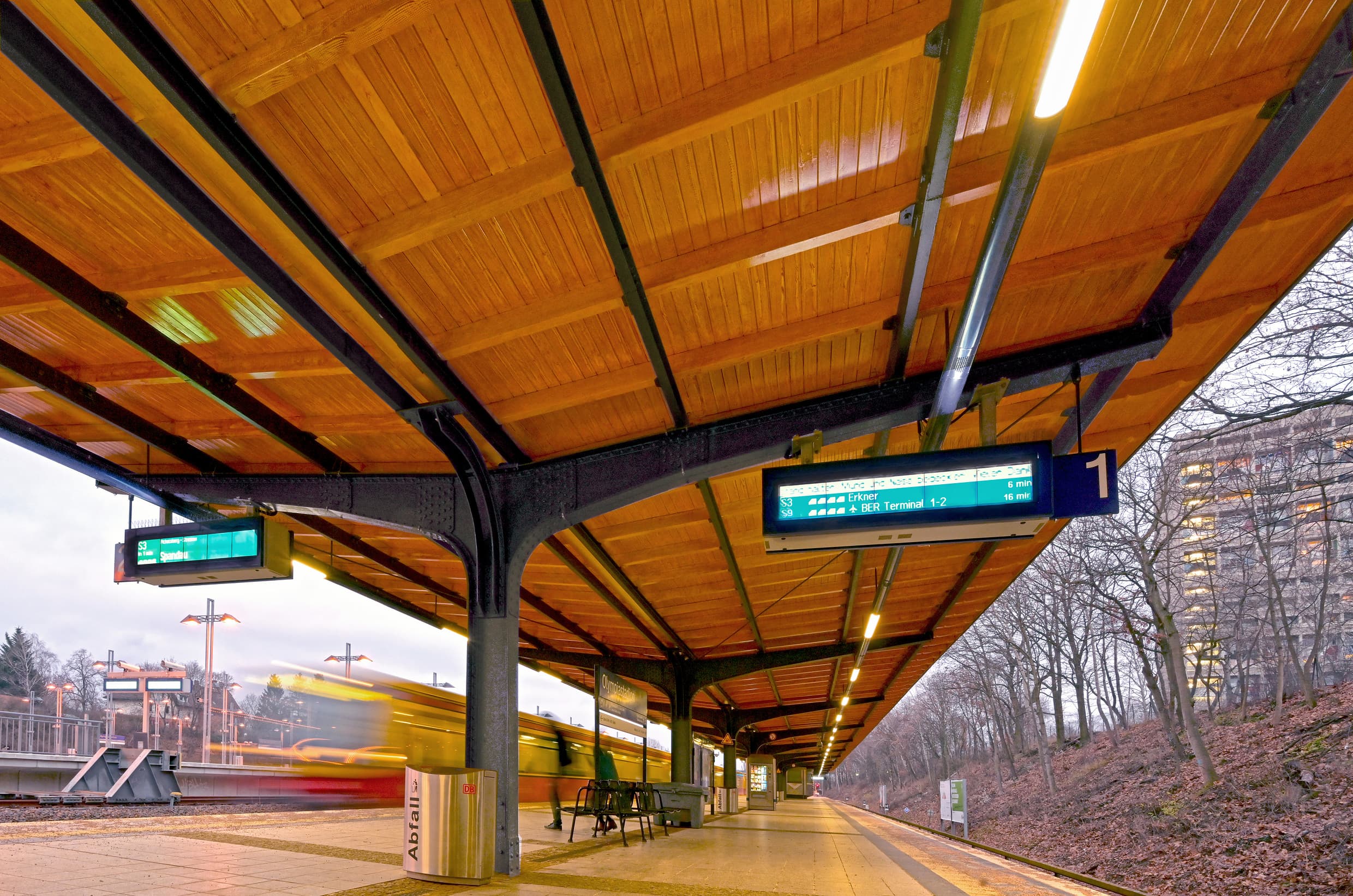 Neues Bahnsteigdach am Bahnhof.