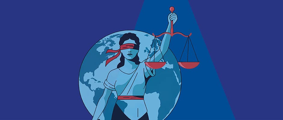 Justitia mit verbundenen Augen mit einer Waage in der Hand vor einer Weltkugel.