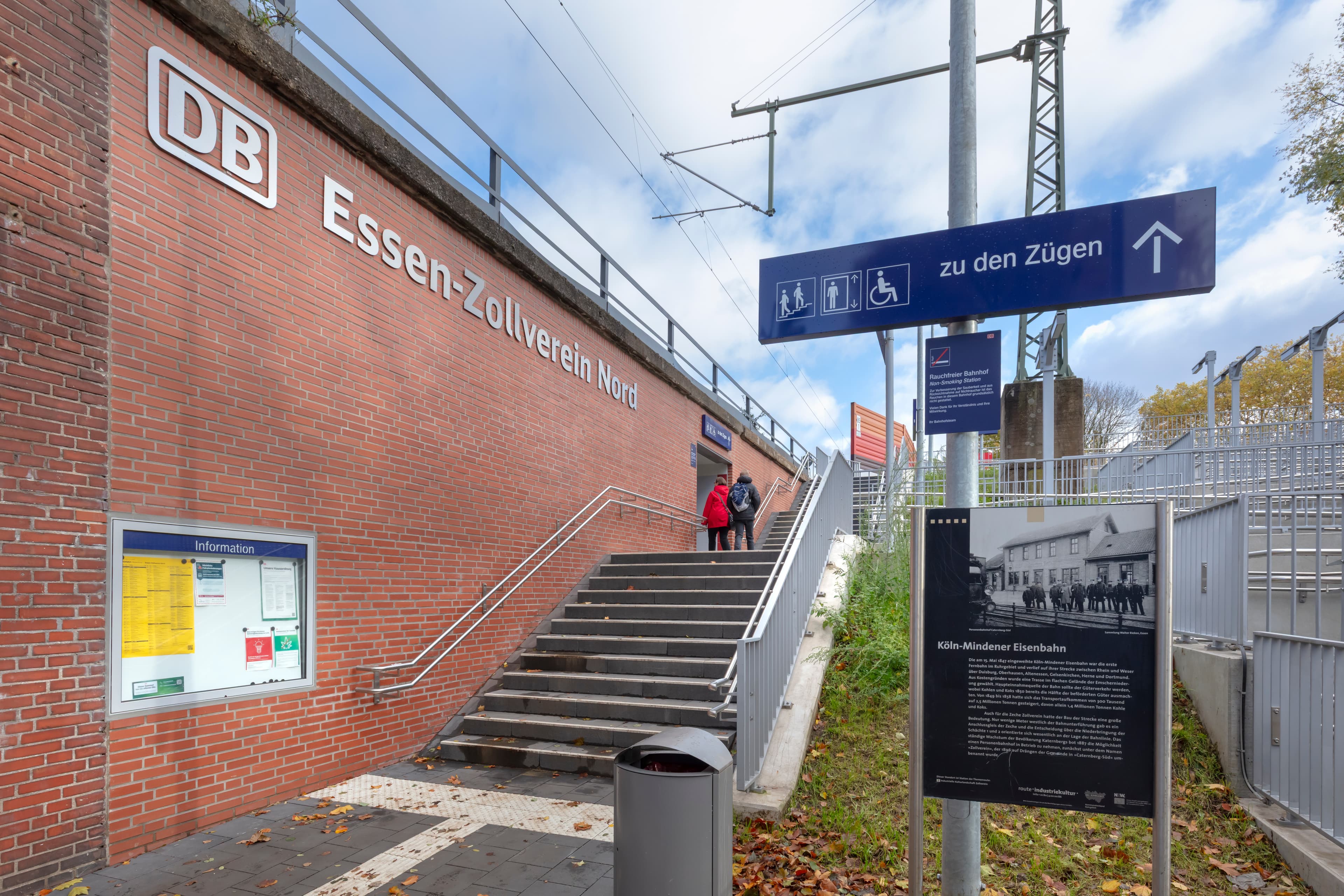 Blick auf die Treppenanlage zur Personenunterführung und der Einzelbuchstabenanlage.