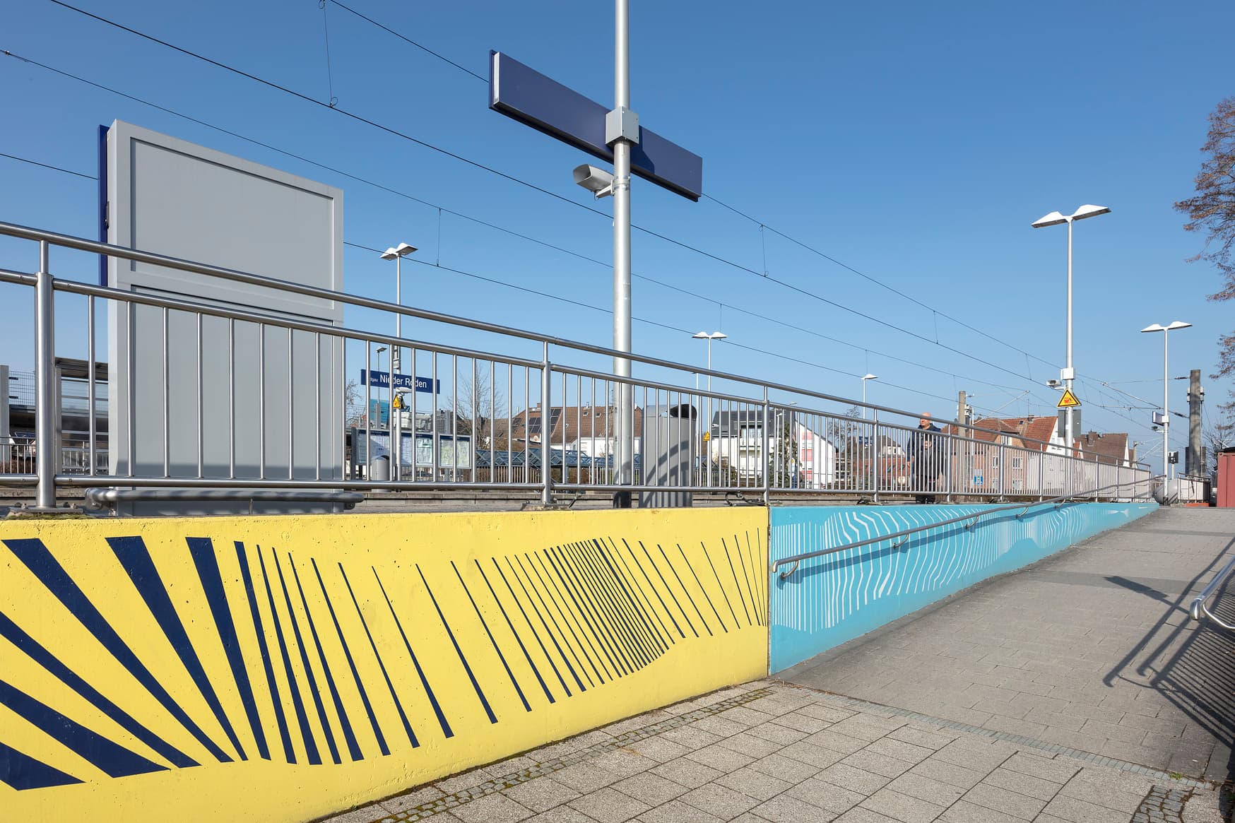 Blick auf eine gelbe Wand mit Rasterdesign