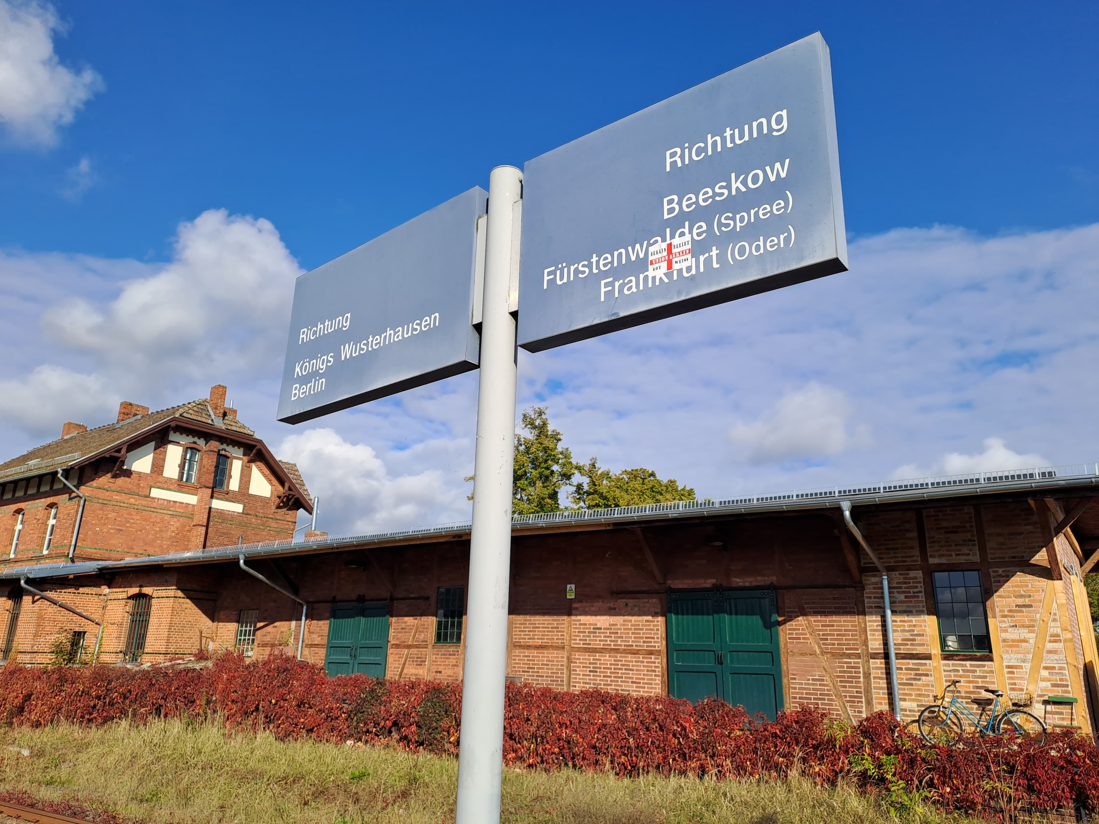 Ortsschilder, leicht verblasst.