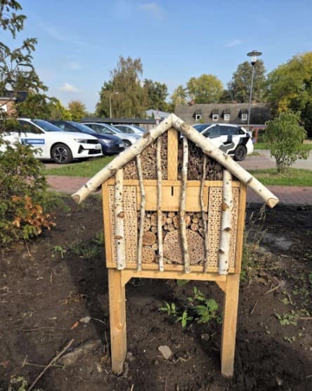 Im Bild ein Insektenhotel aus Holz