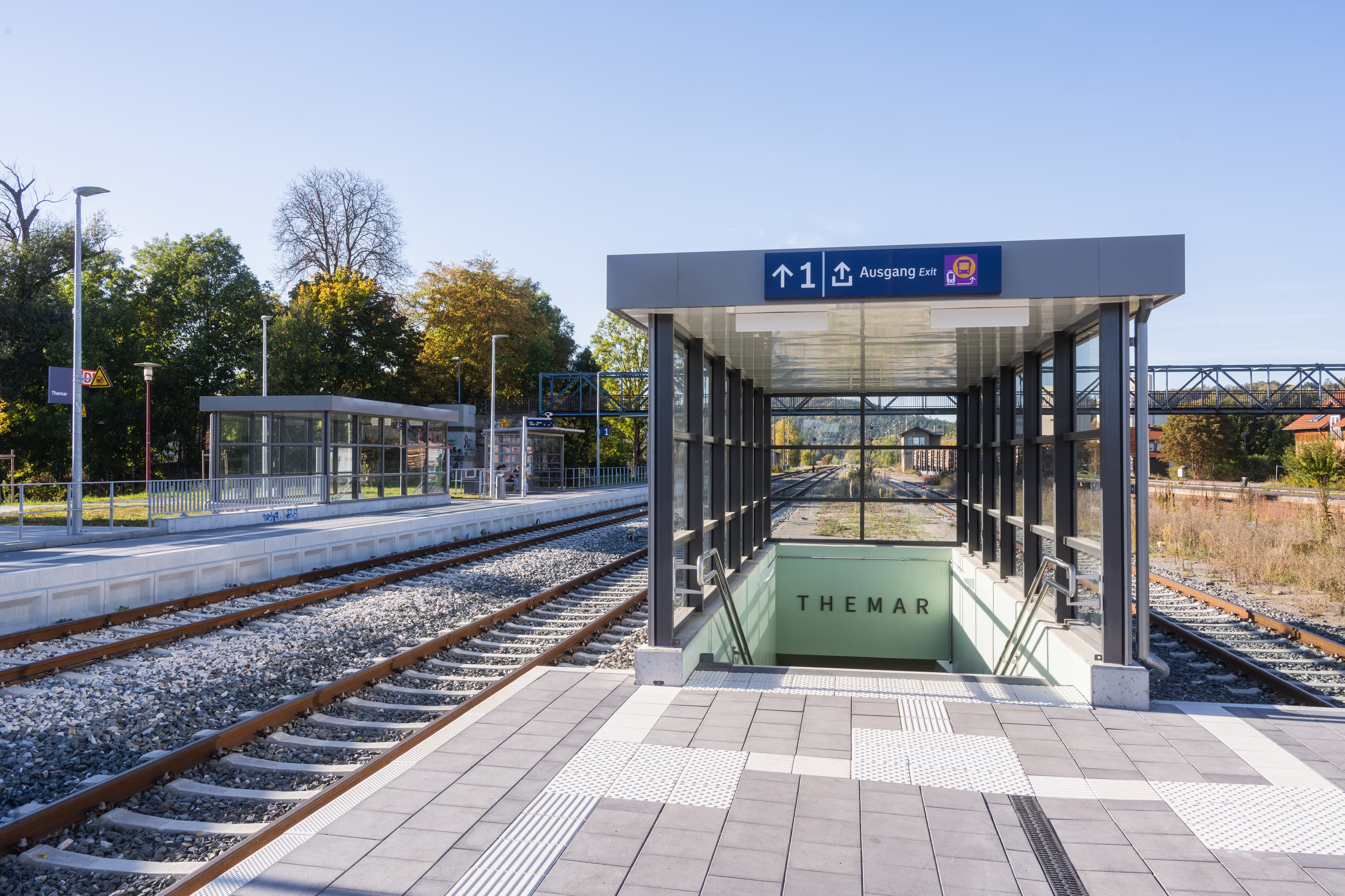 Treppenanlage mit transparenter Einhausung, die in den neuen Personentunnel führt.