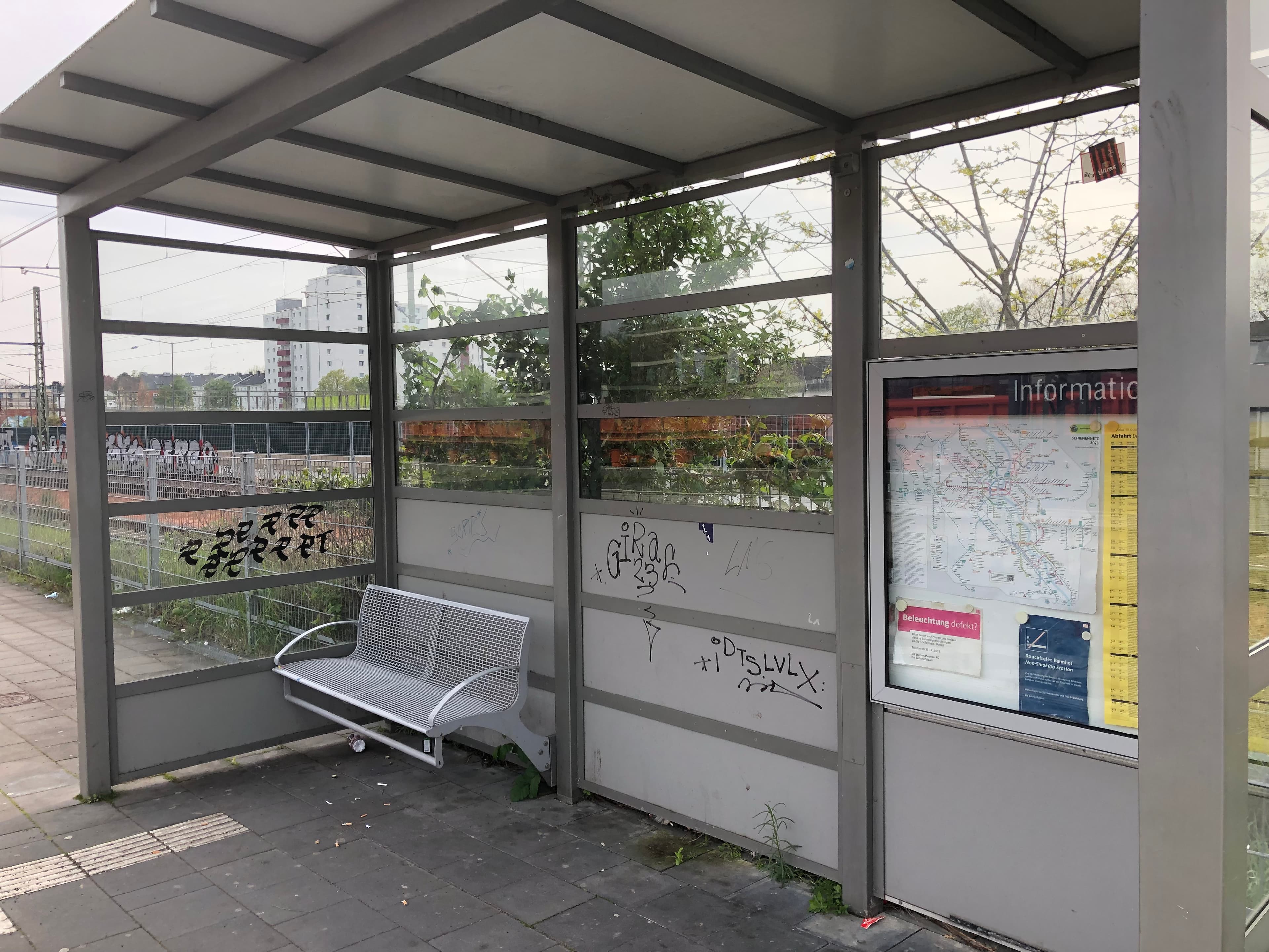Eines der Wetterschutzhäuschen mit alter Sitzbank vor der Modernisierung.