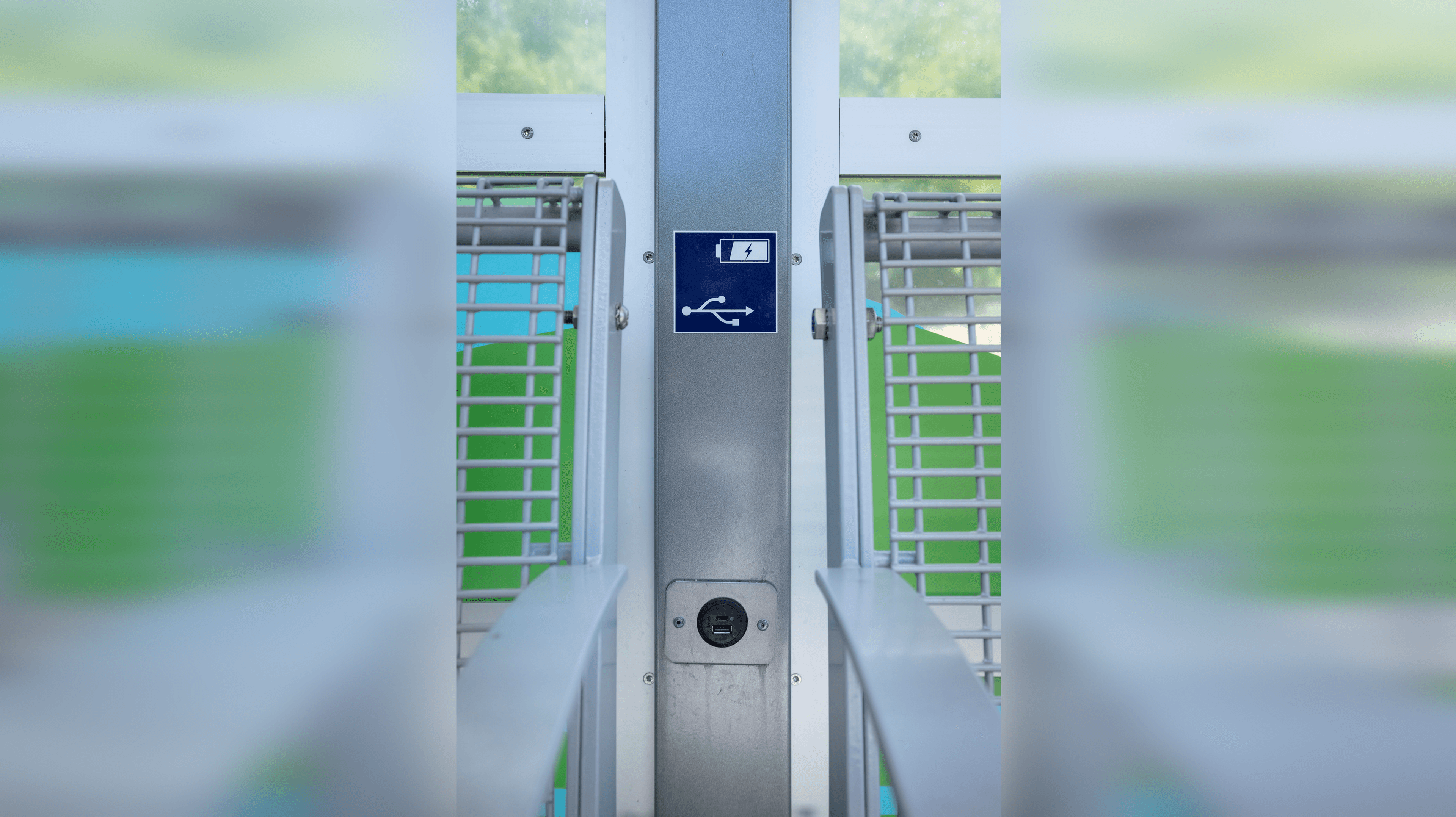 Wetterschutzhäuschen mit Detailansicht auf Anschlussmöglichkeit für Smartphones.