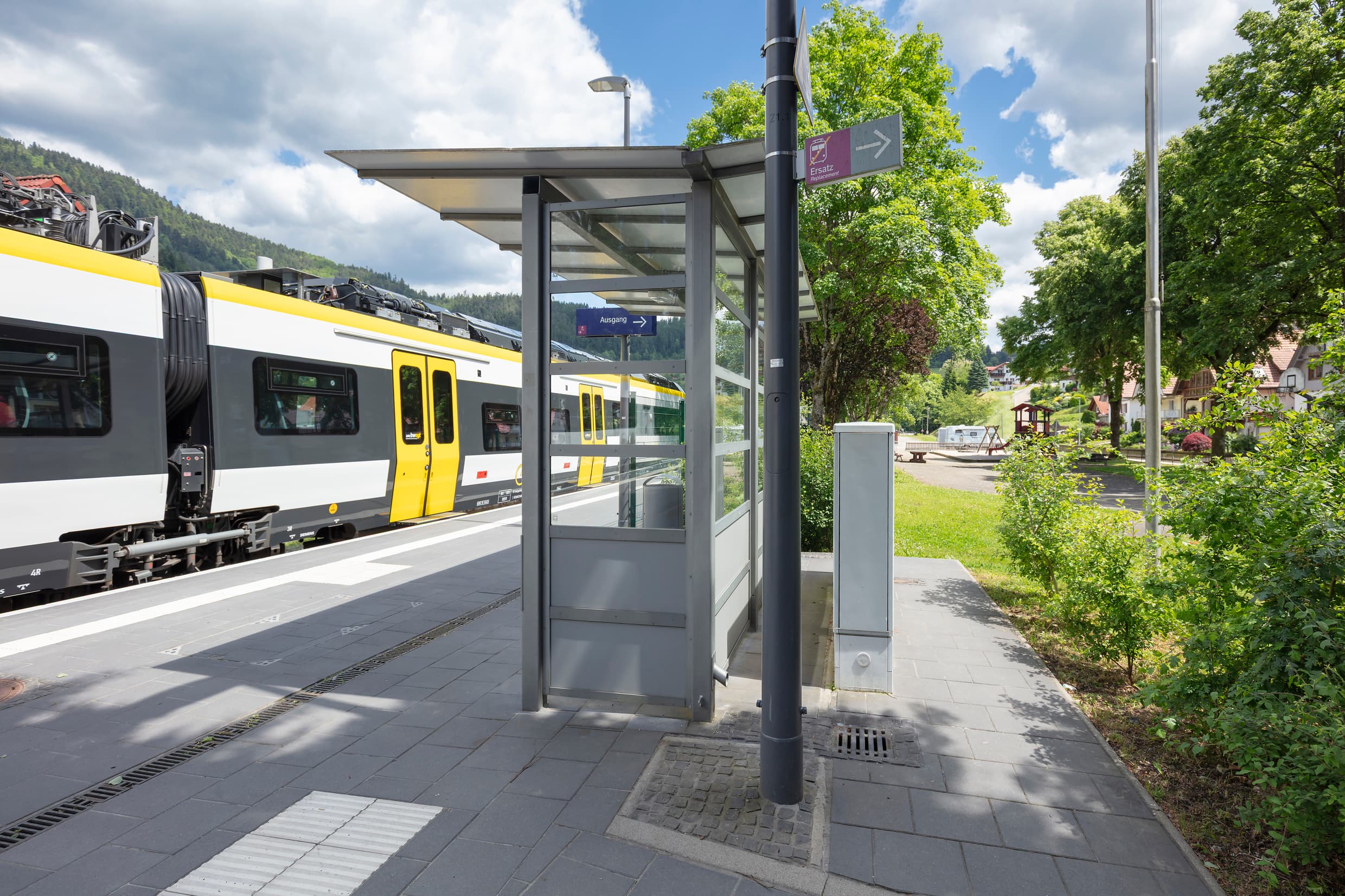Wetterschutzhaus am Bahnsteig