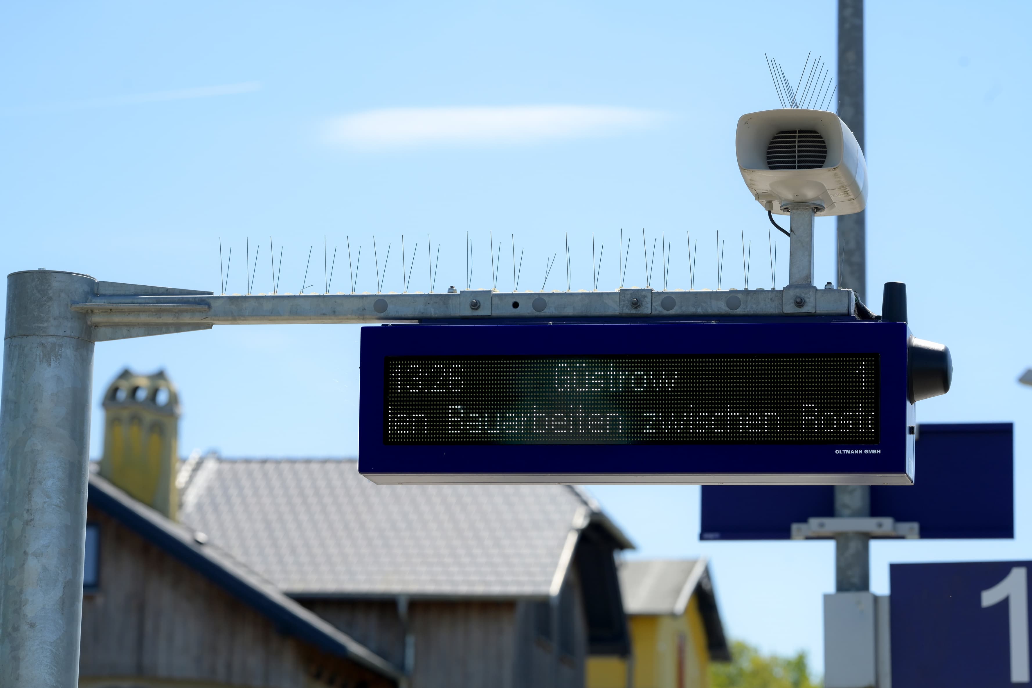 Der Blick auf die Digitale Schriften Anzeige (DSA+) am Bahnhof Laage (Meckl).