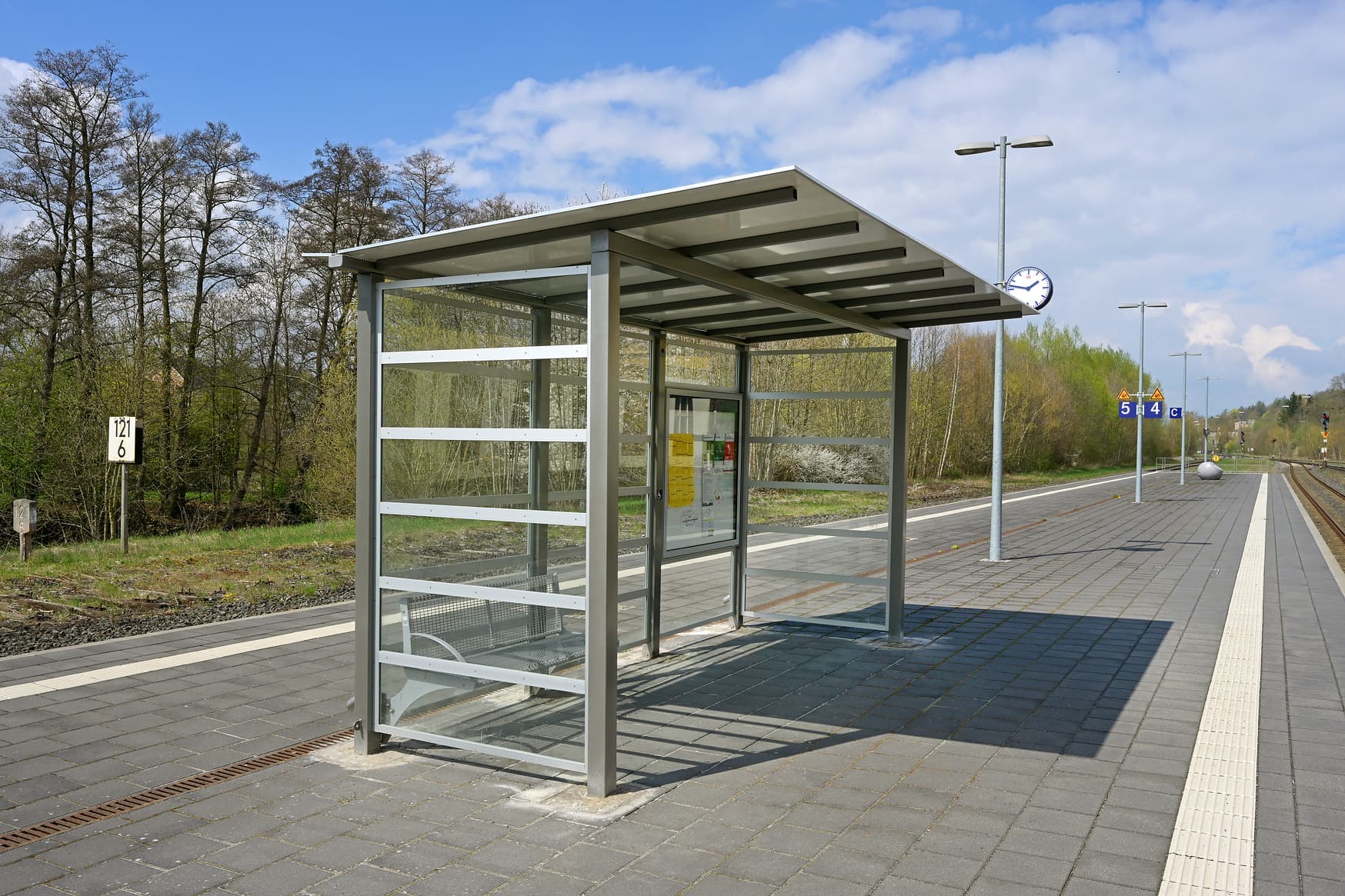 Wetterschutzhäuschen auf dem Bahnsteig.