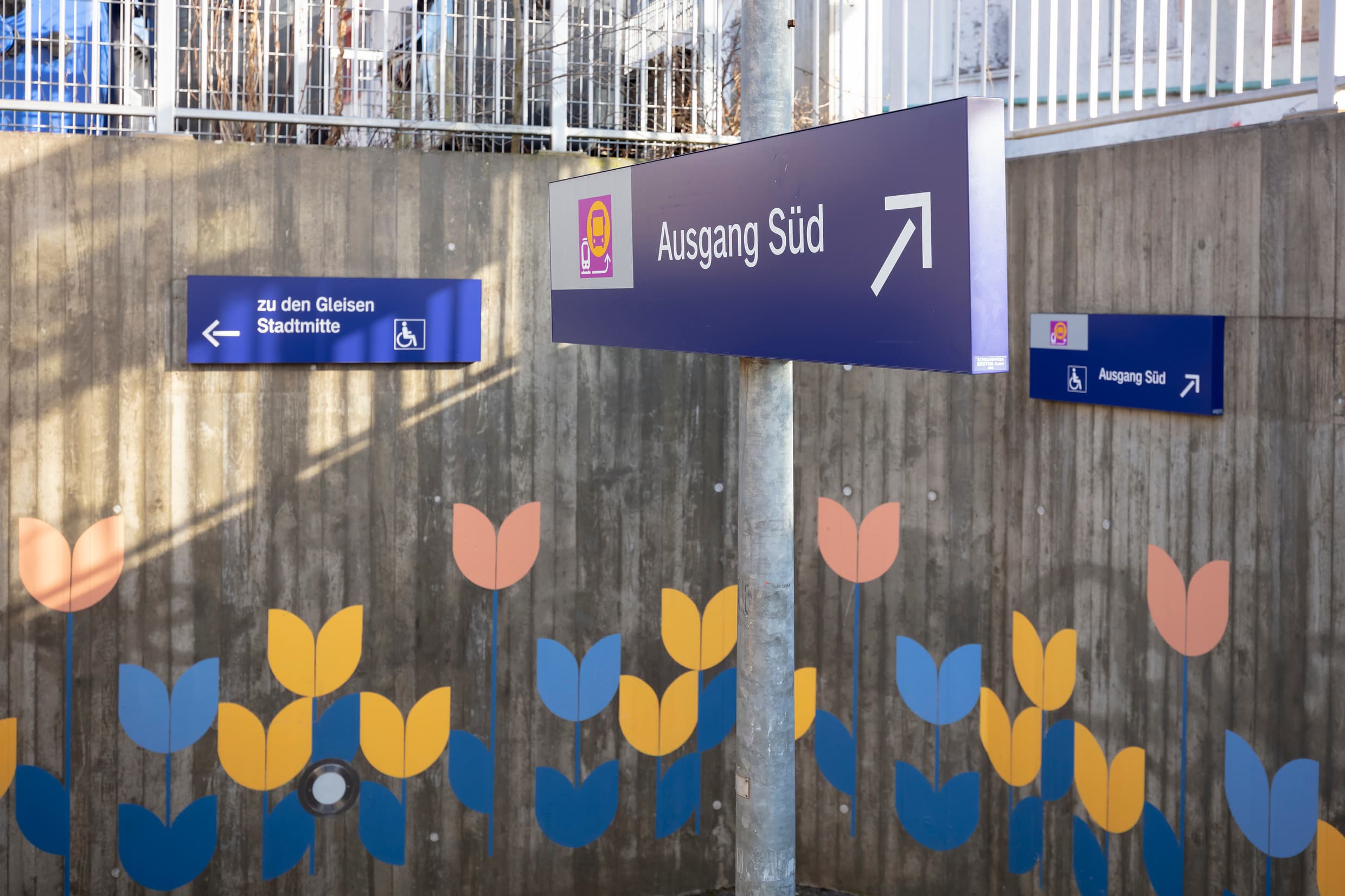 Neue Wegeleitungsschilder