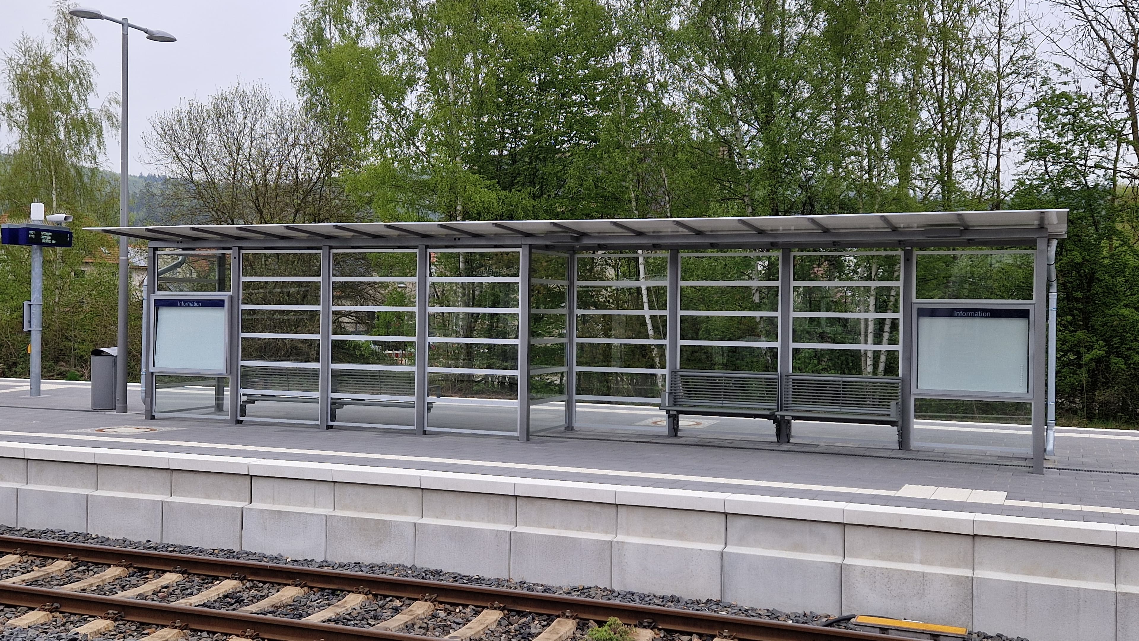 Ein langgestreckter Wetterschutz mit Vitrinen.