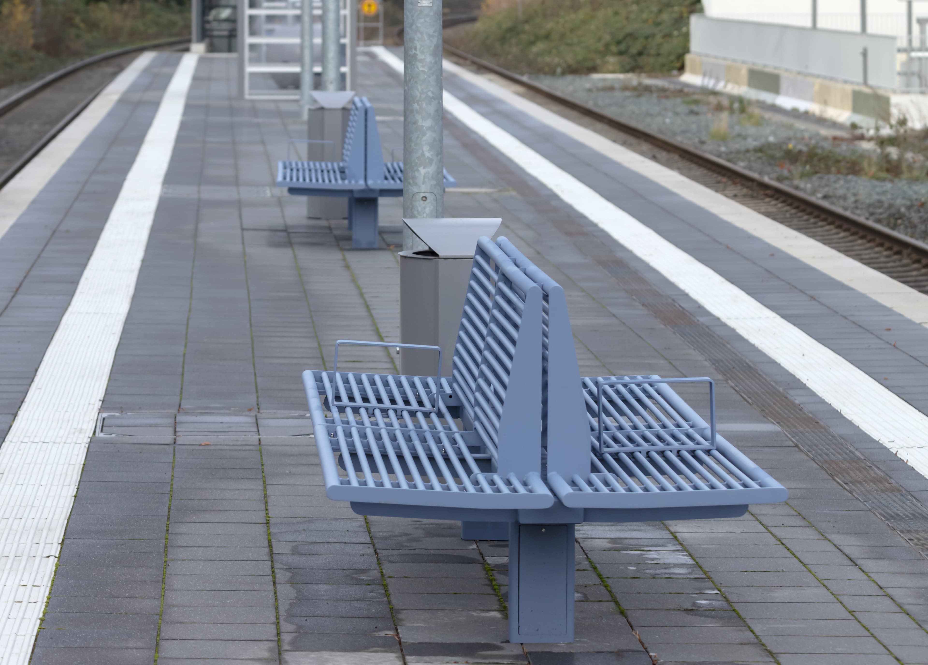 Die neuen komfortablen Sitzgelegenheiten auf dem Bahnsteig laden nun zum Verweilen ein.