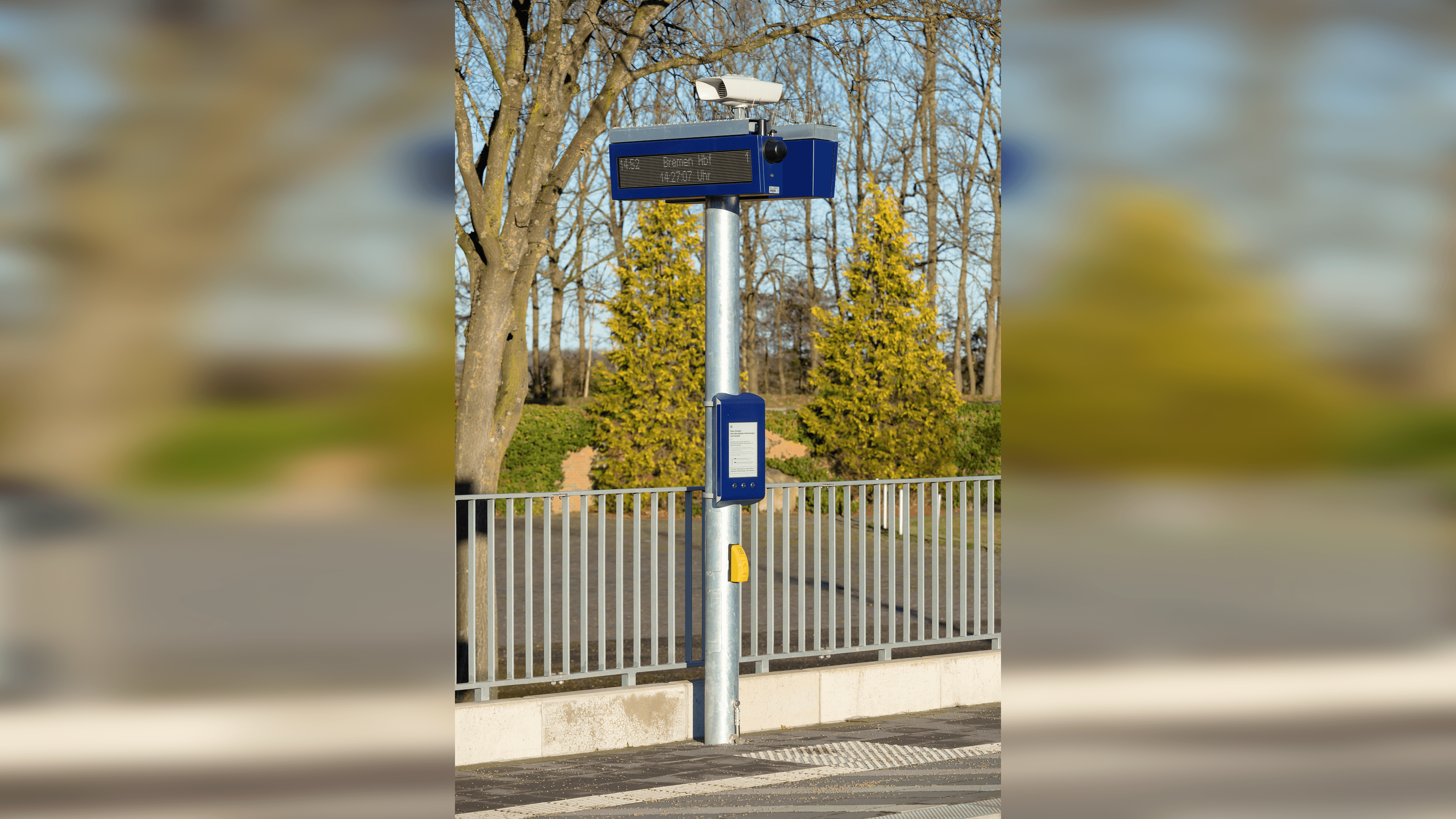 Dynamischer Schriftenanzeiger und digitale Bauinformationsanzeige befestigt an einem Metallmast.