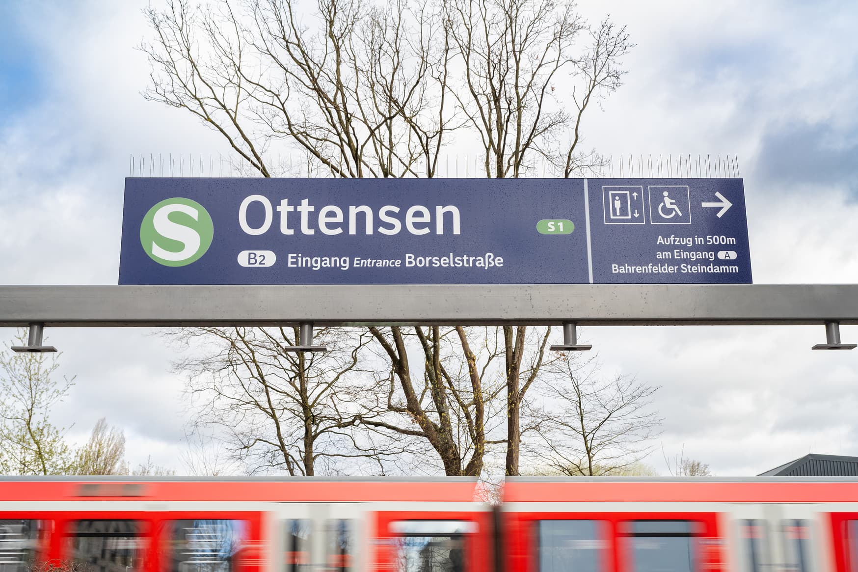 Blick auf ein Bahnhofsnamensschild des Bahnhofs Ottensen.