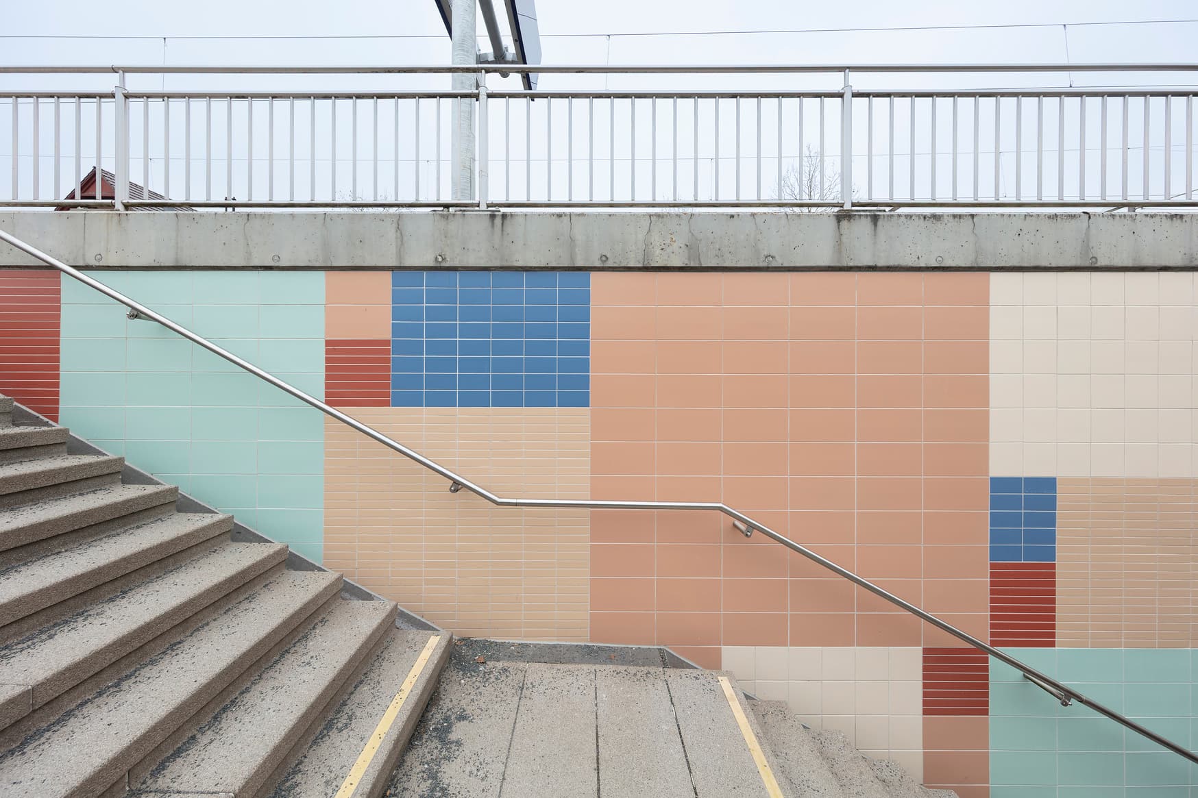 Die neu geflieste Personenunterführung am Bahnhof Heusenstamm.