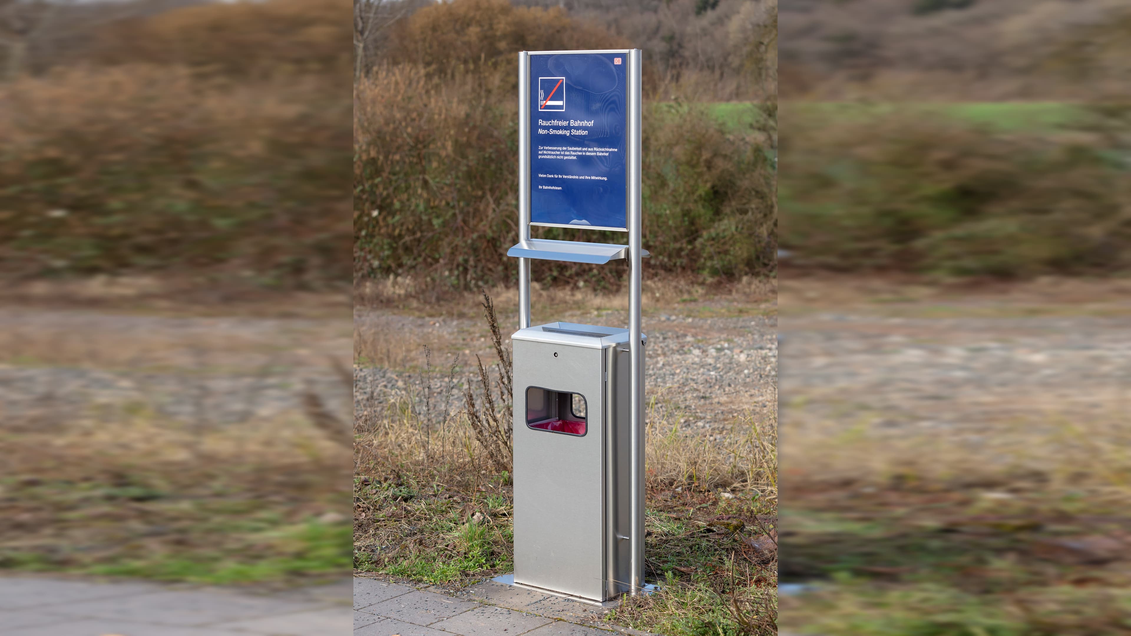 Blick auf einen Abfallbehälter.