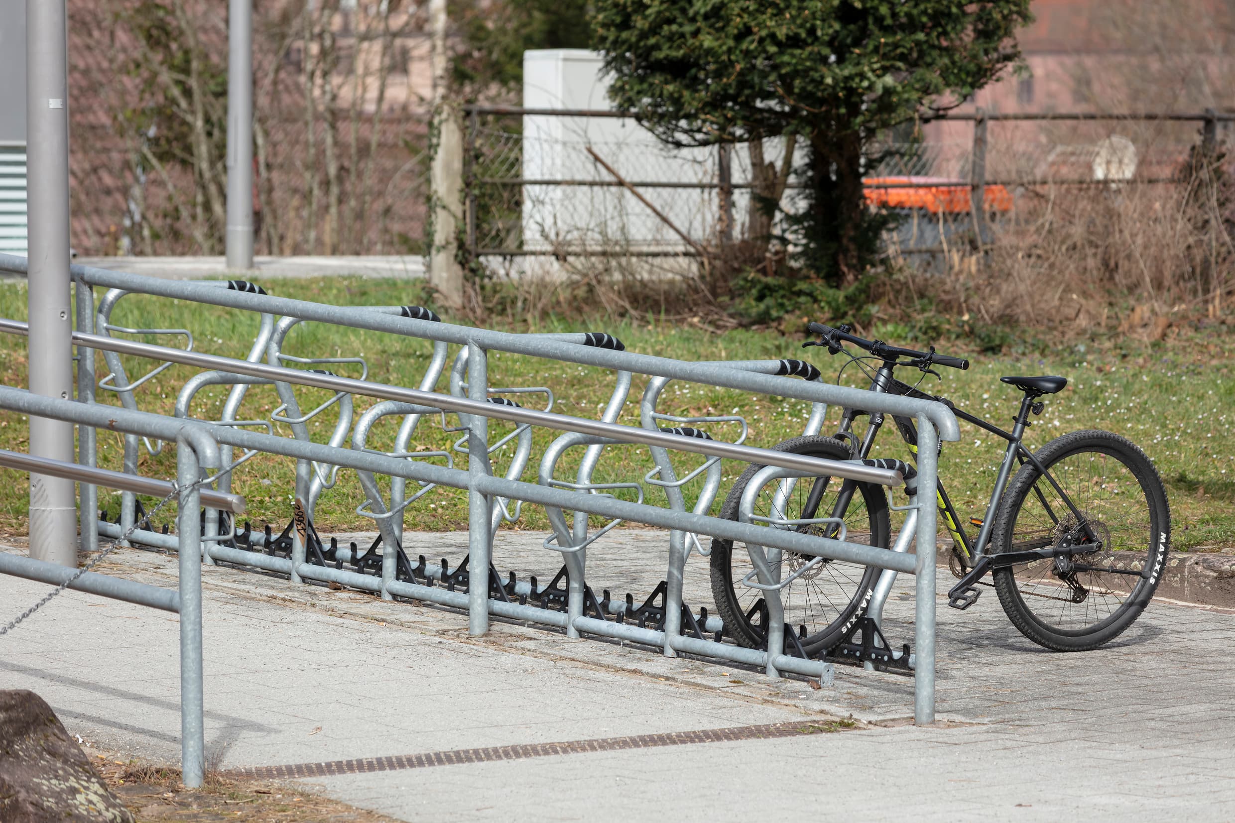 Blick auf die neuen Fahrradständer am Bahnhof Hirsau