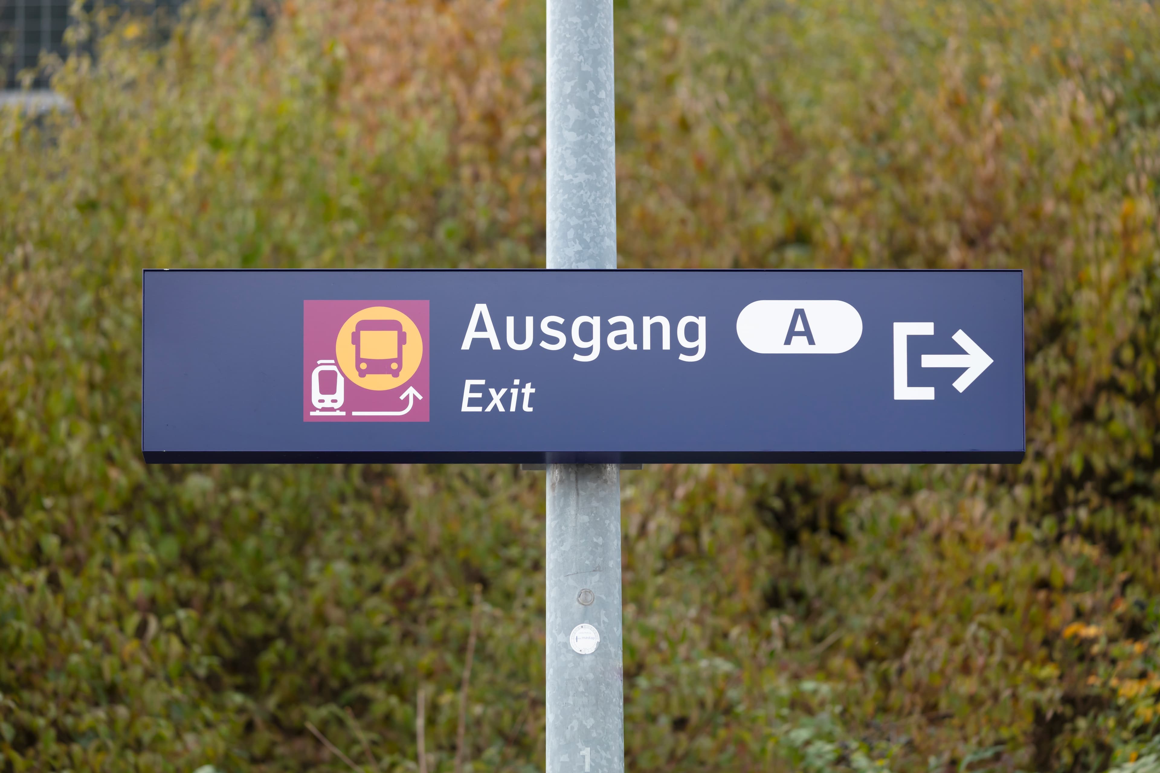 Blick auf eines der Schilder zur Wegeleitung mit dem Hinweis zum Schienenersatzverkehr im neuen Design.