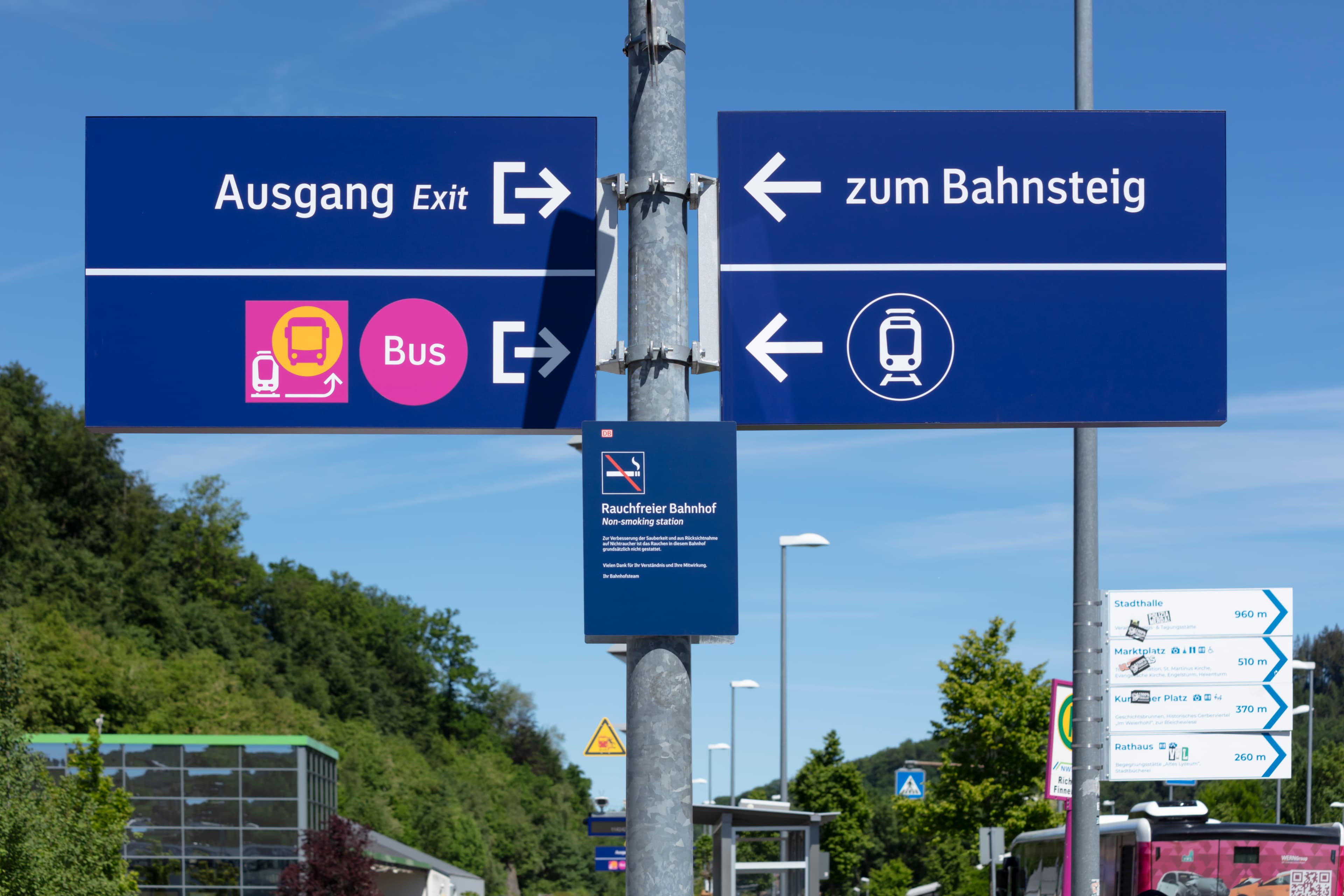 Detailaufnahme der neuen Wegeleitung mit zusätzlichen Hinweis zum SEV.