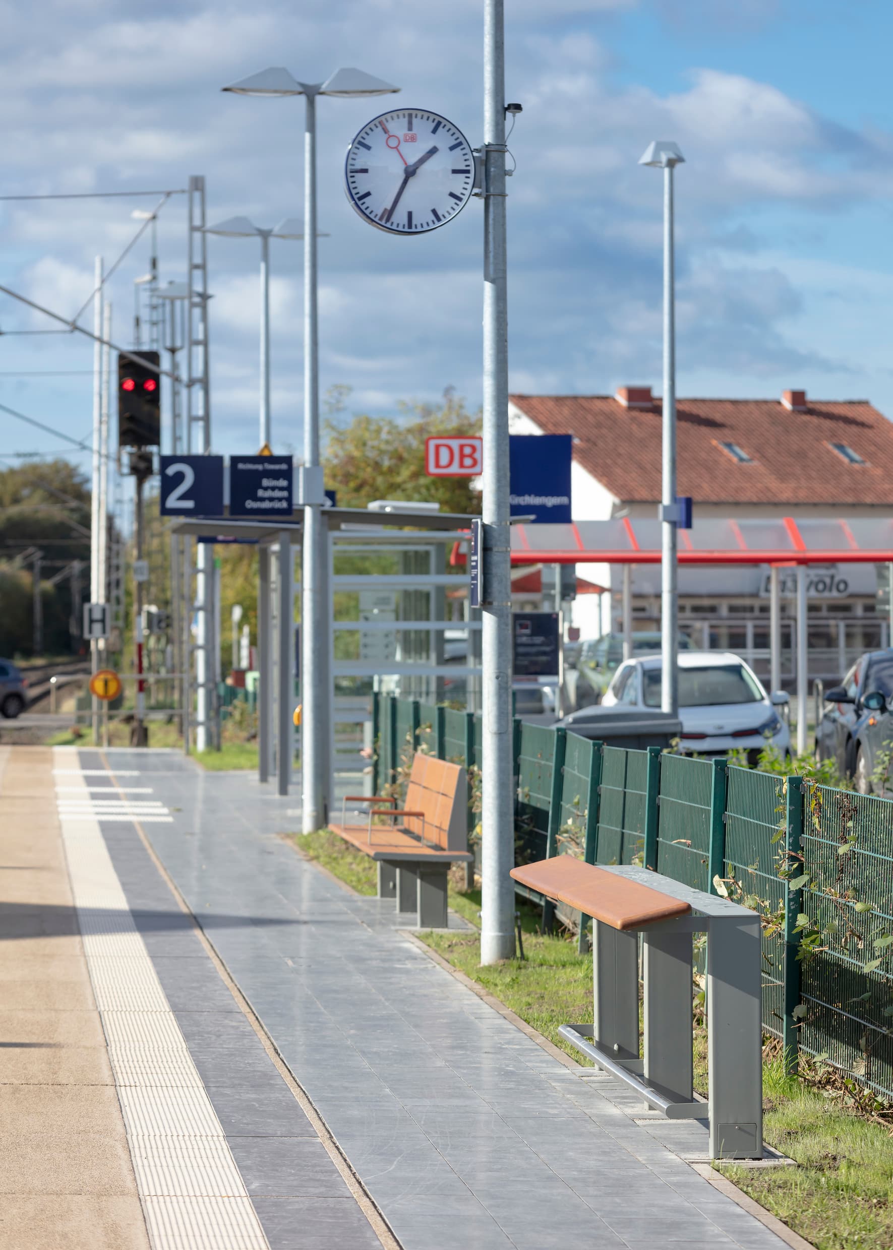 Zusätzliche Wartebereiche am Bahnhof.