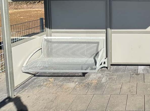Vorherige Sitzbänke im Wetterschutzhäuschen.