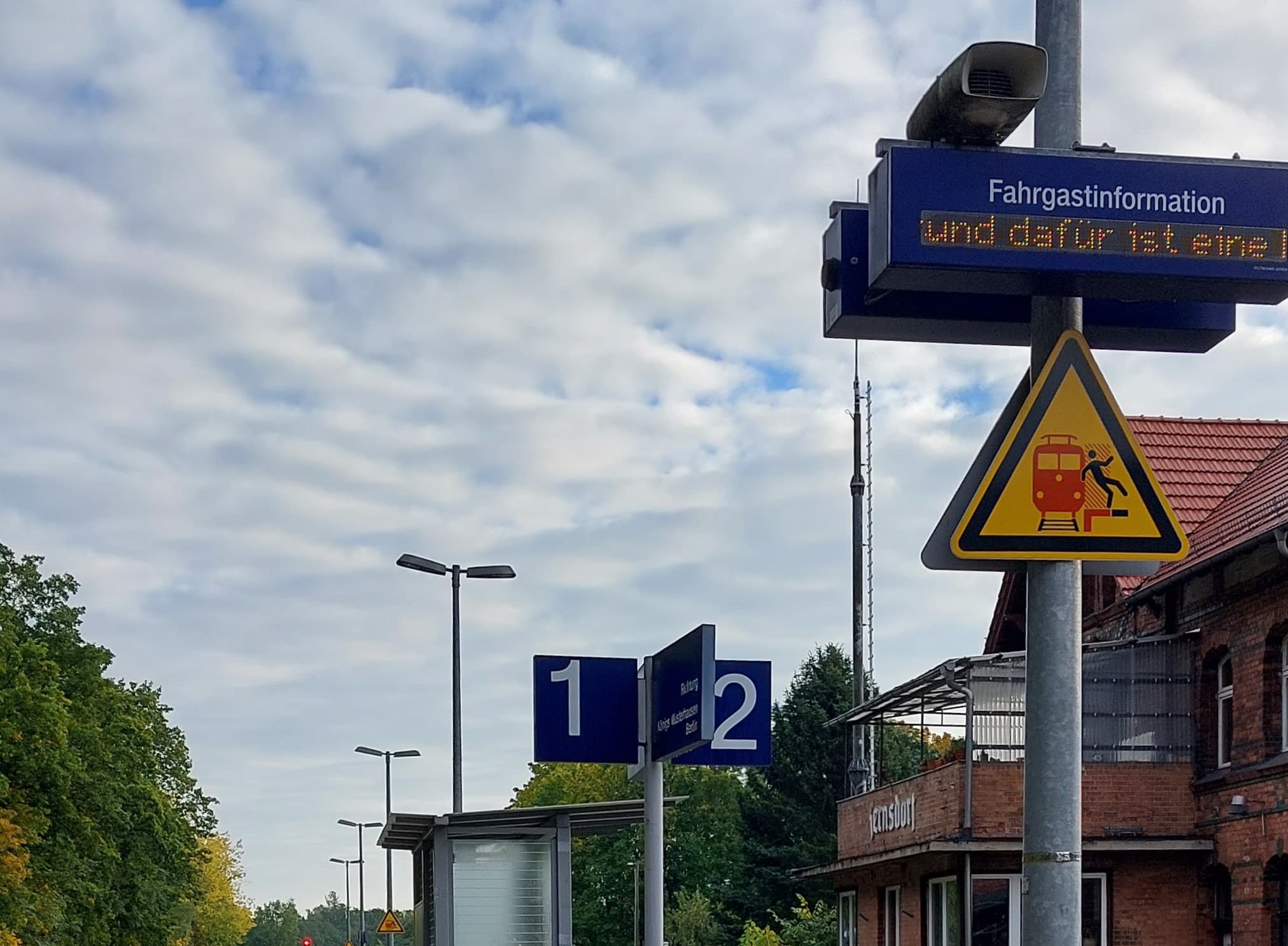 Der Bahnsteig von Zernsdorf mit einem Dynamischen Schriftenanzeiger der alten Generation.