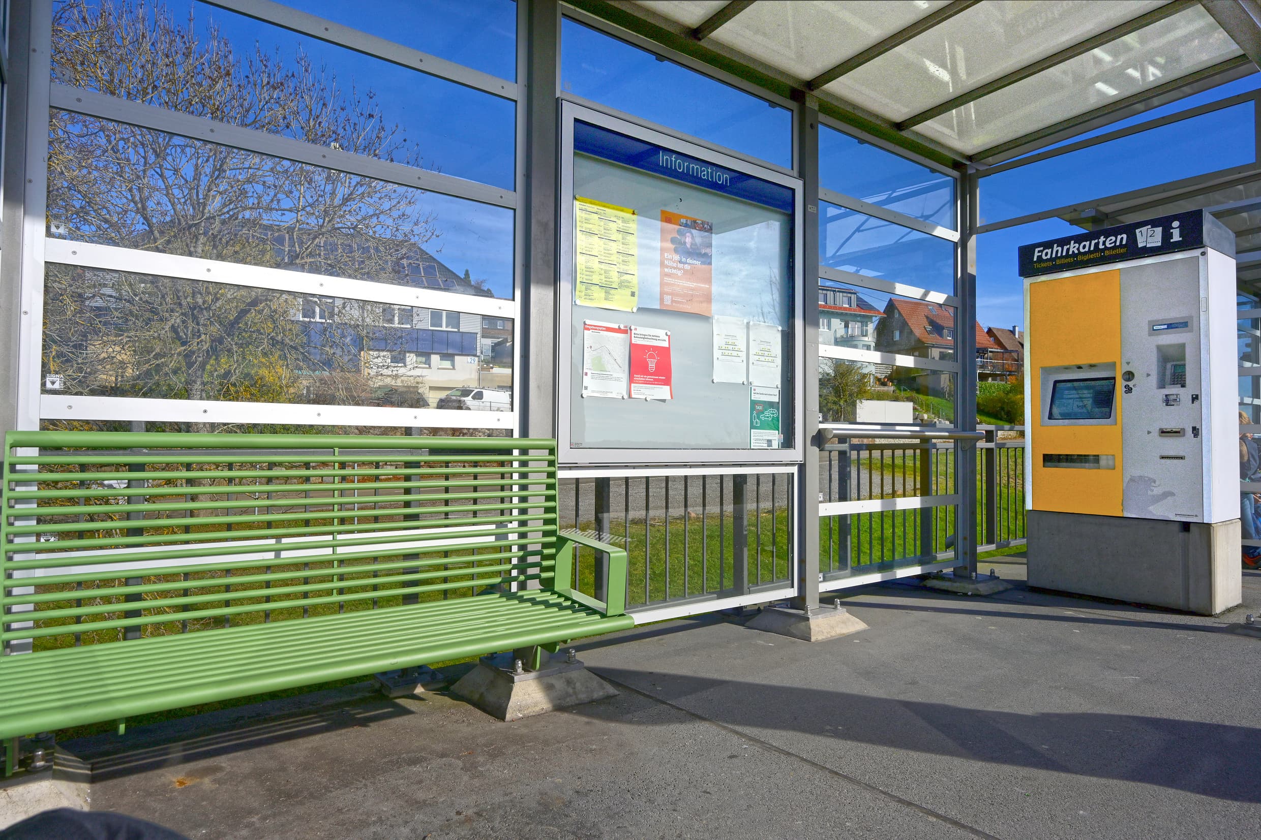 Neu gestaltetes Wetterschutzhäuschen mit neuen Bänken am Bahnhof Dornstetten.