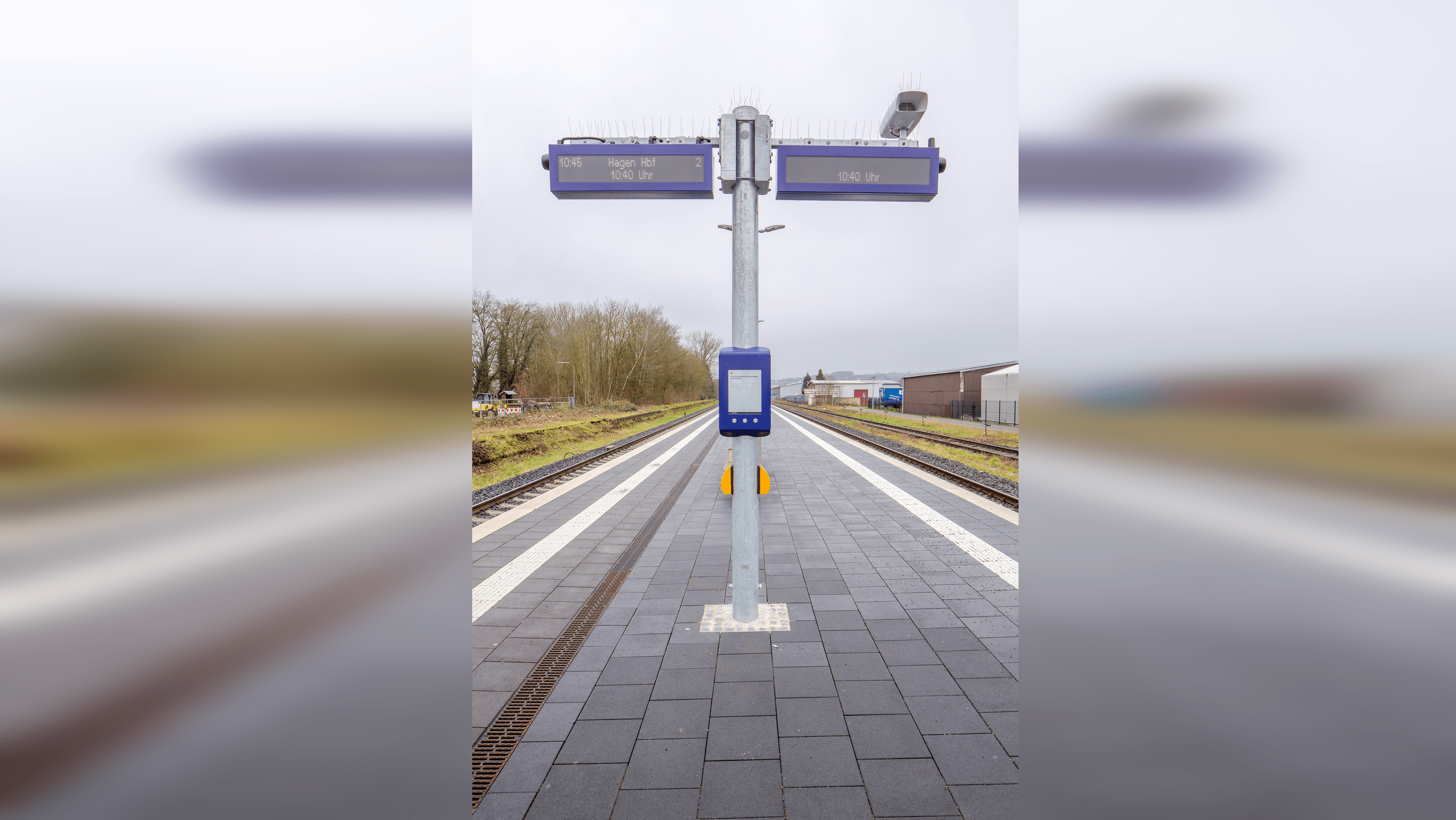 Der Dynamischen Schriften Anzeiger (DSA+) des Bahnhofs Scherfede mit Digitalem Aushang Bau (DAB).