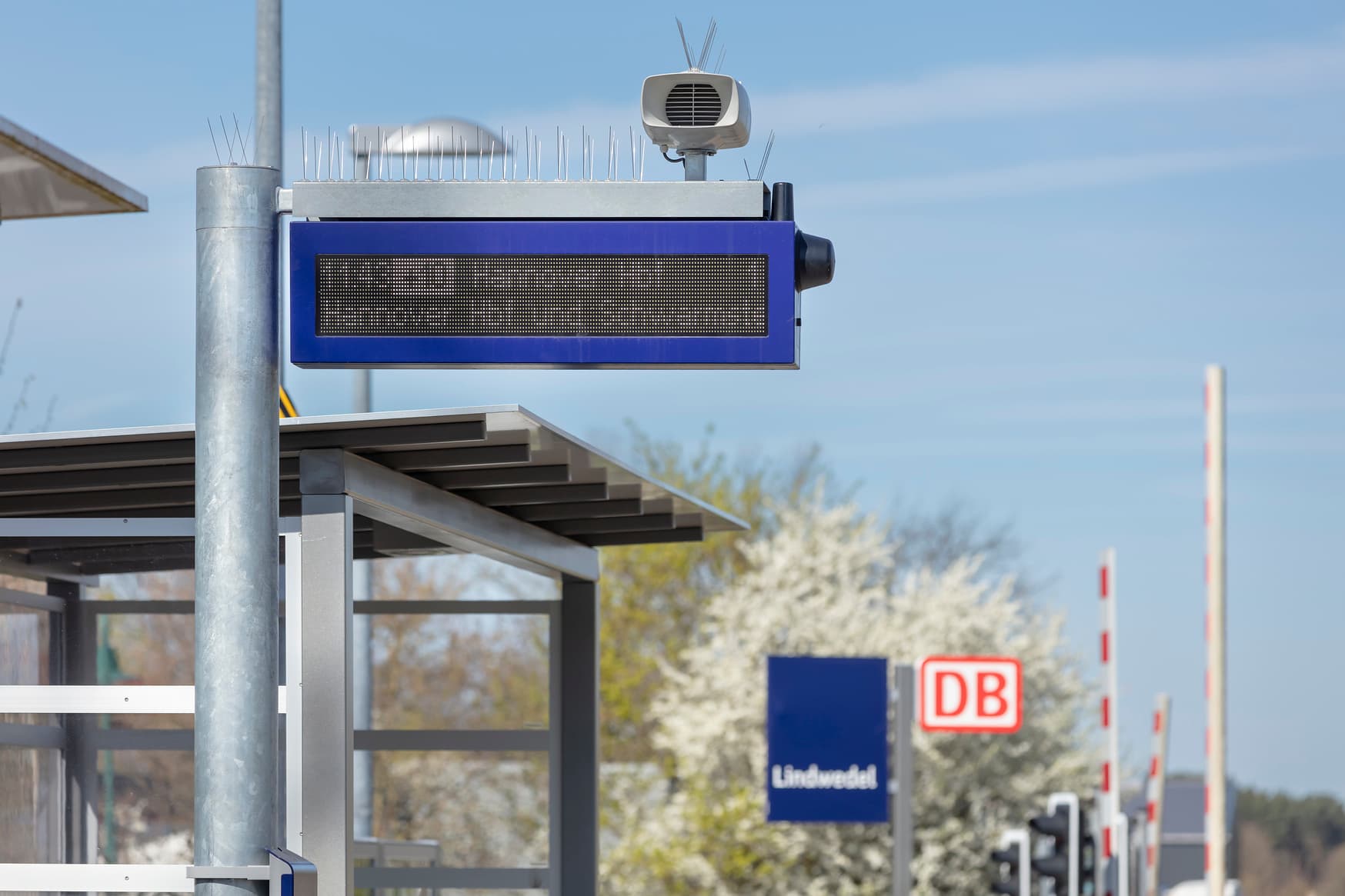 Blick auf einen zweizeiligen Schriftanzeiger.