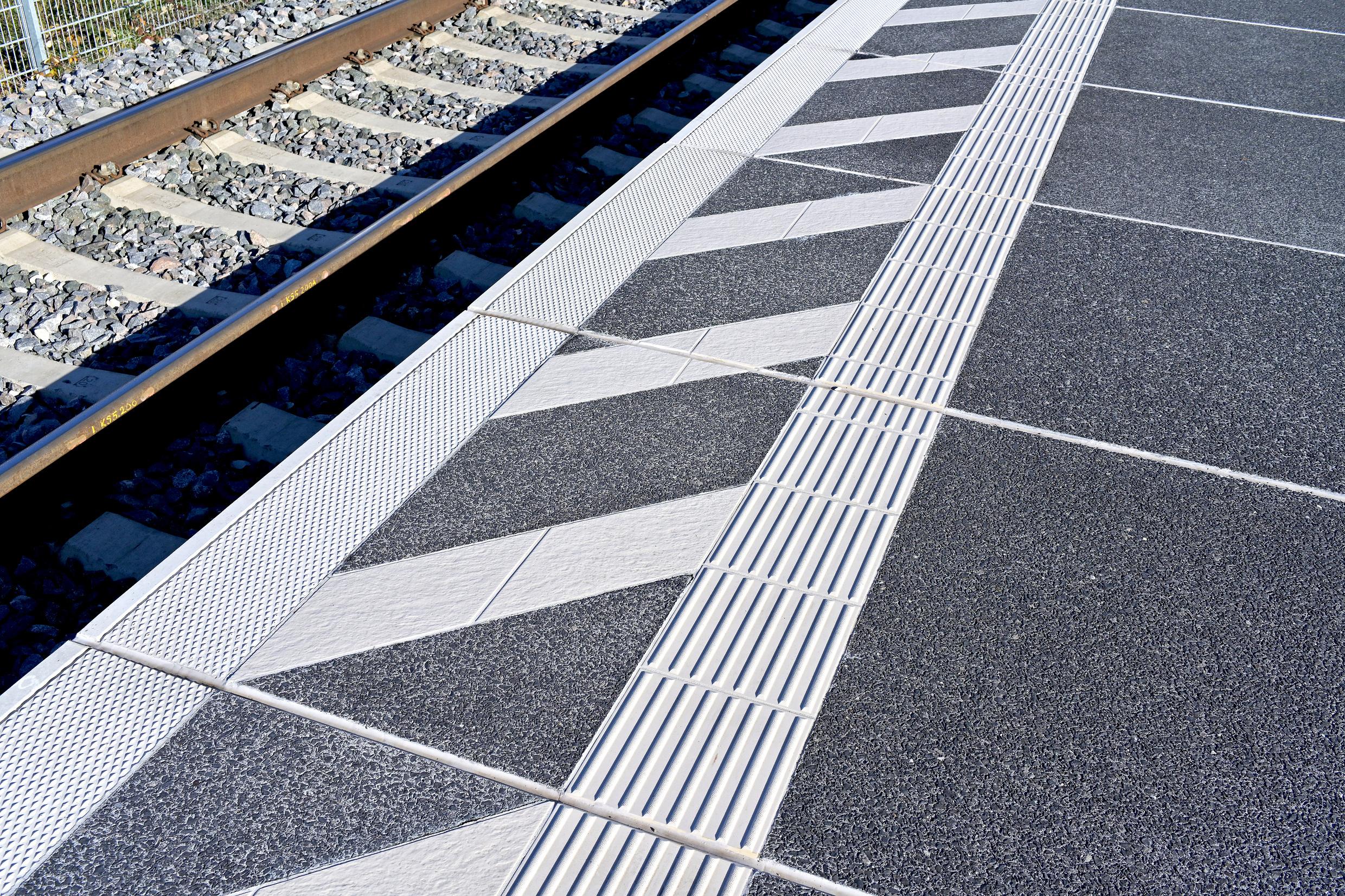 The detailed view of a railway platform with a guidance system for the blind.
