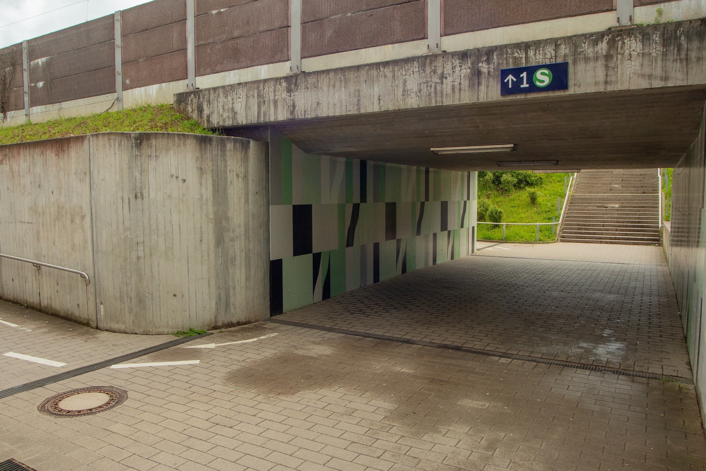 Blick in die Unterführung mit grüner Farbgestaltung an den Wänden.