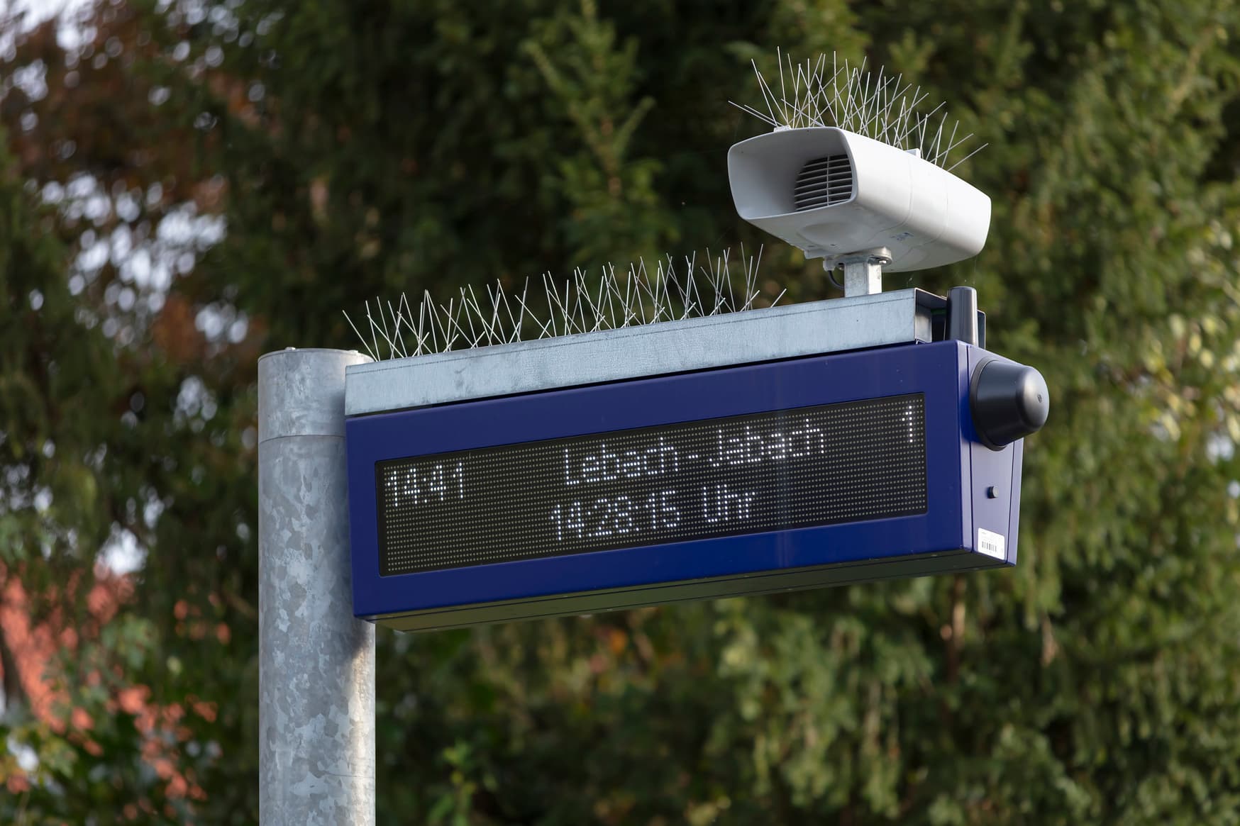 Dynamischer Schriftenanzeiger auf dem das Zugziel Lebach-Jabach steht, die Uhrzeit, die Abfahrtszeit und die Gleisnummer 1 steht..