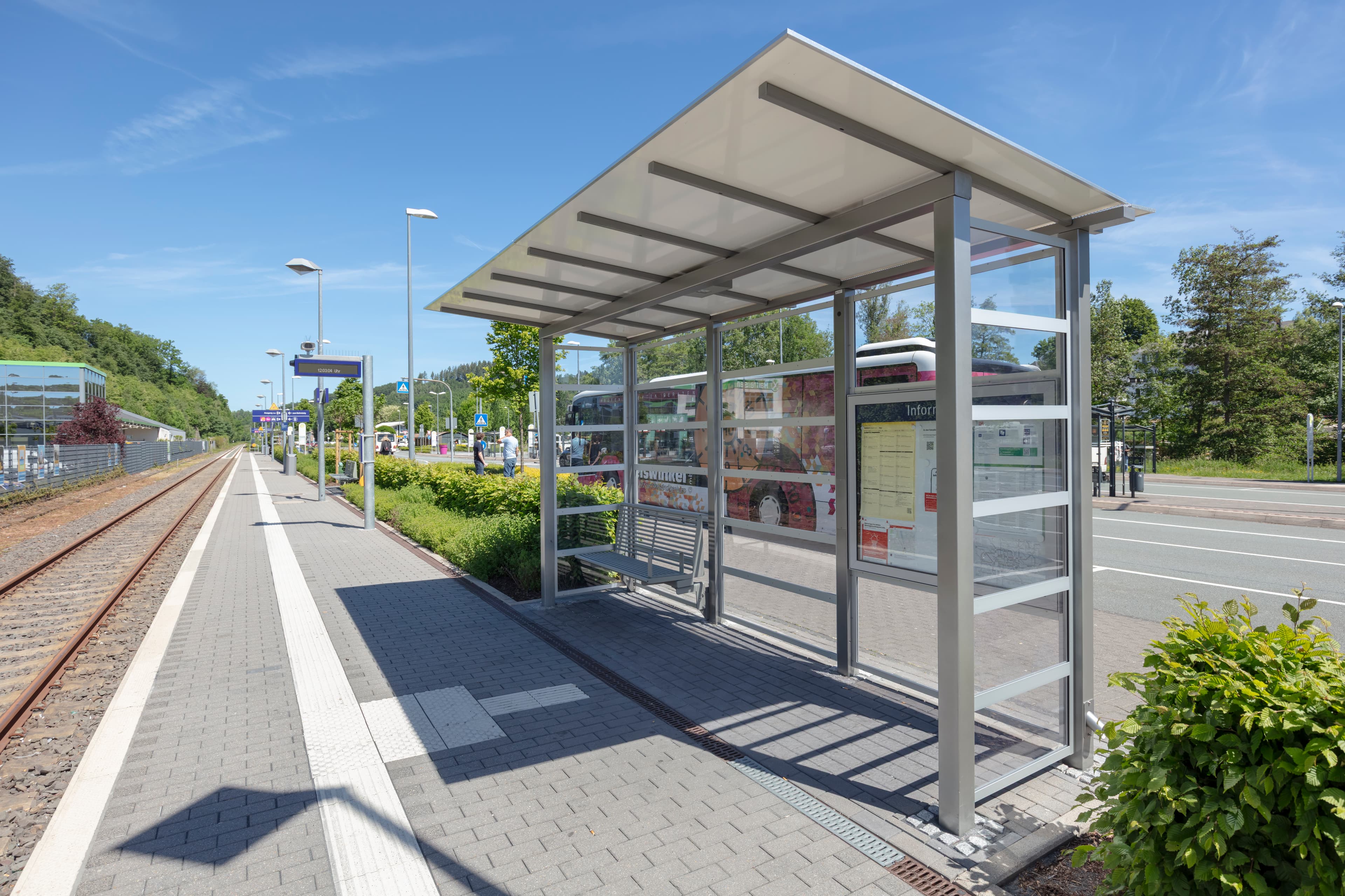 Das neue lichtdurchlässigere Wetterschutz mit einer neuen komfortablen Sitzbank.