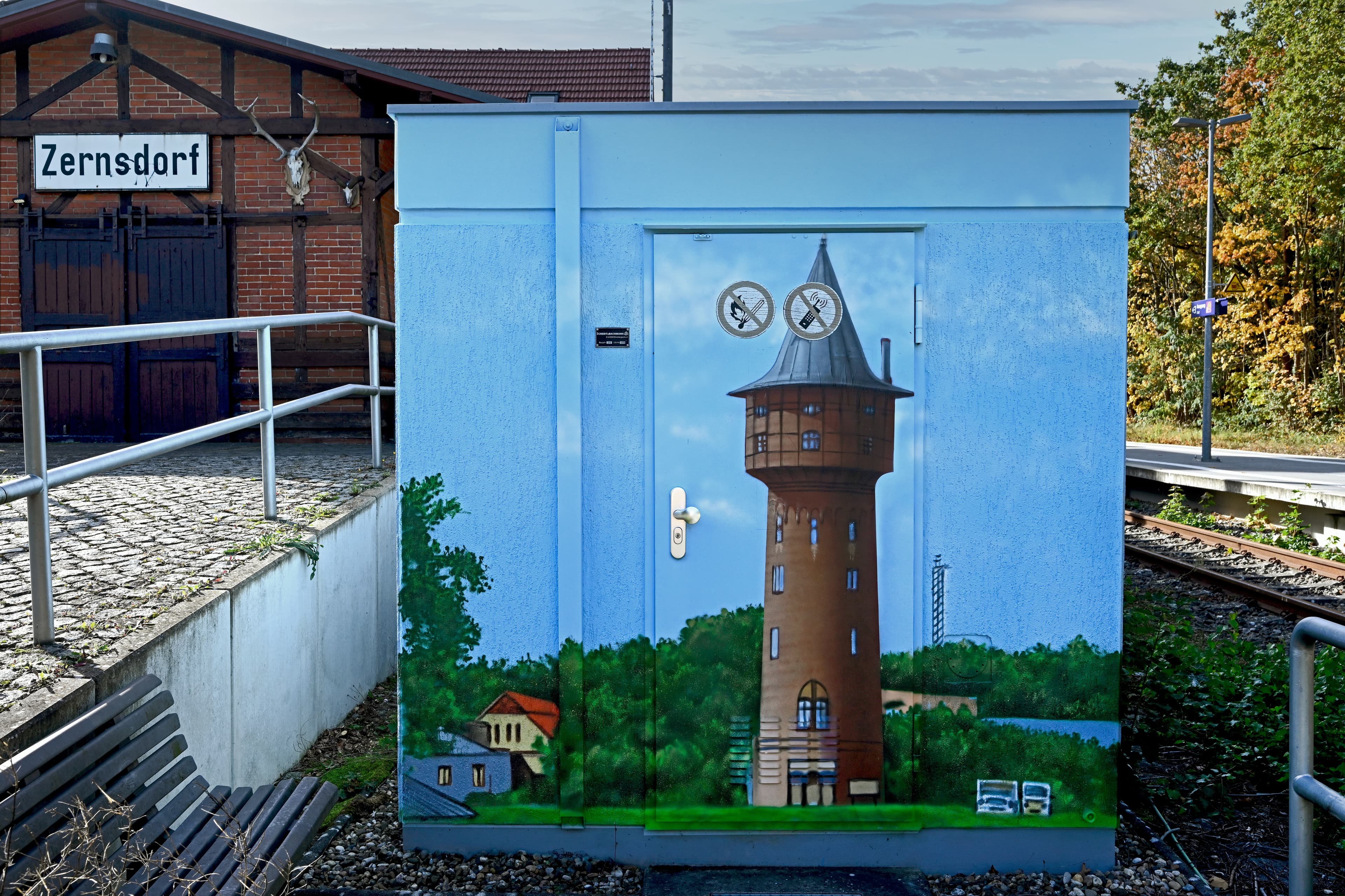 Ein Leuchtturm-Motiv auf einem kleinen Gebäude.