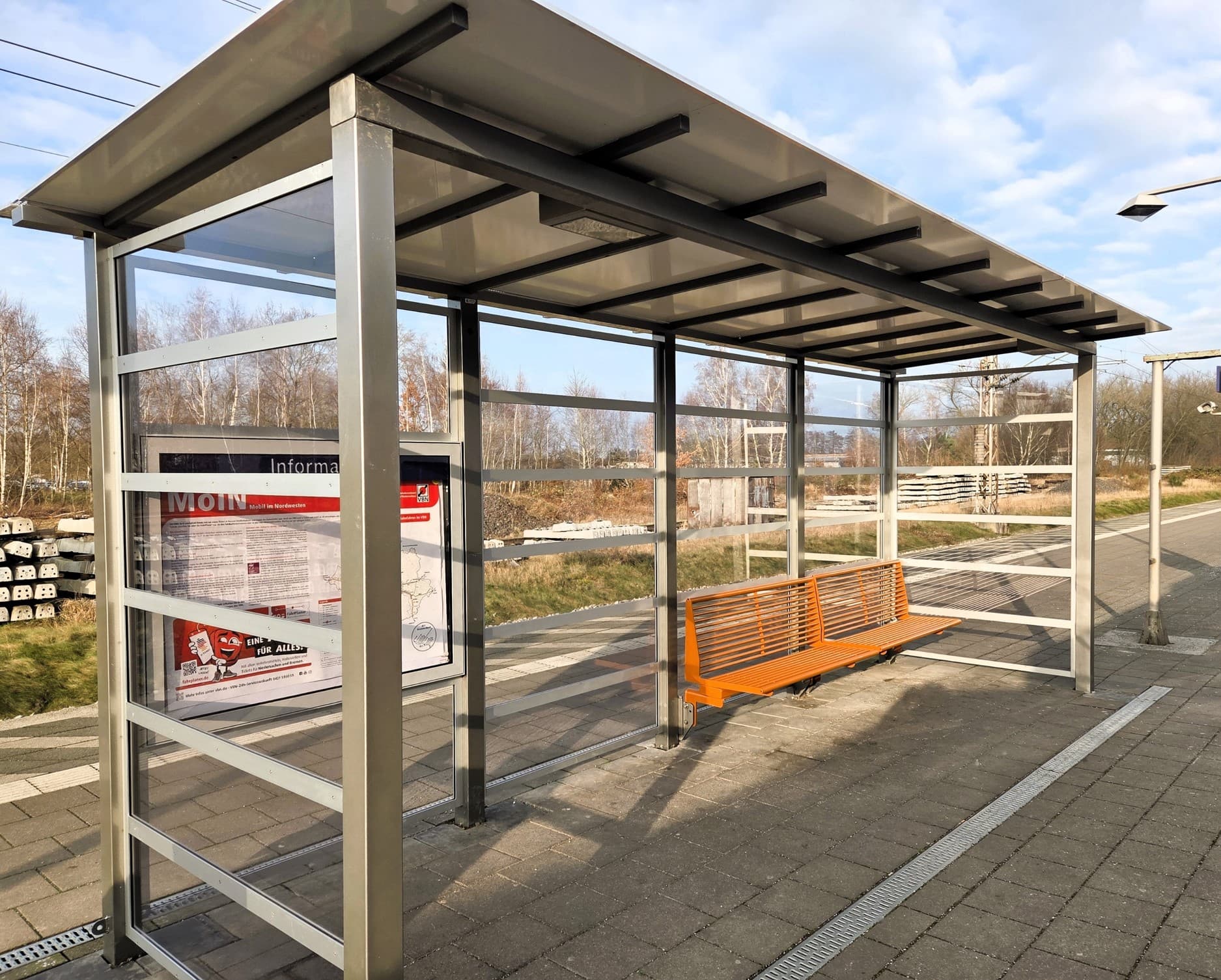 Im Bild ein neues Wetterschutzhäuschen mit einer neuen Bank.