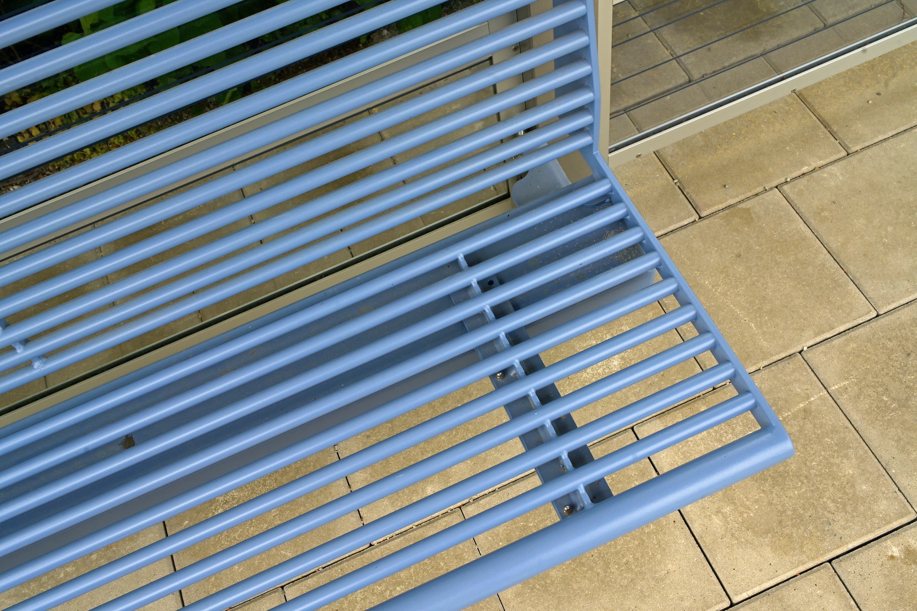 Nahaufnahme einer blauen Sitzbank.