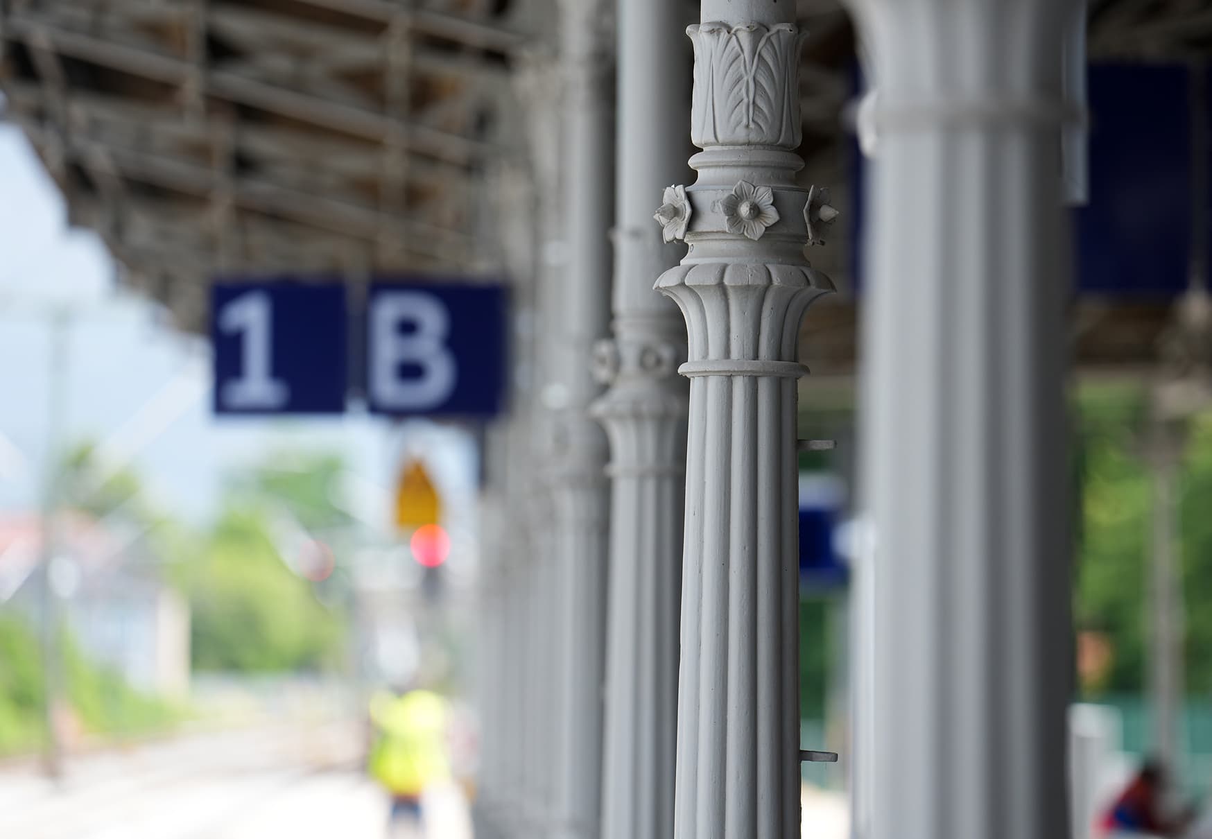 Detailaufnahme Ornament an einer Stütze des Bahnhofdaches.