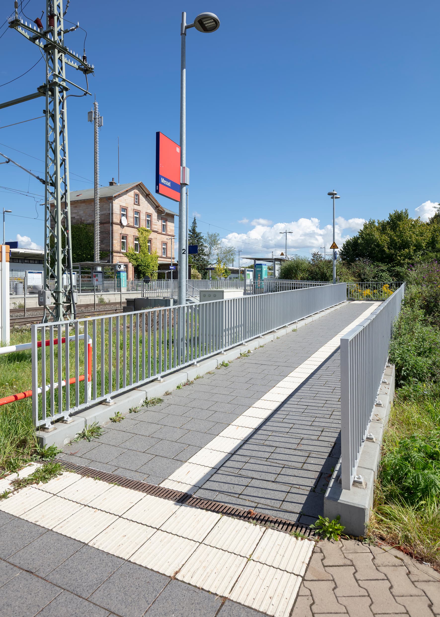 Neue barrierefreie Zuwegung zum Bahnsteig mit taktilem Leitsystem.