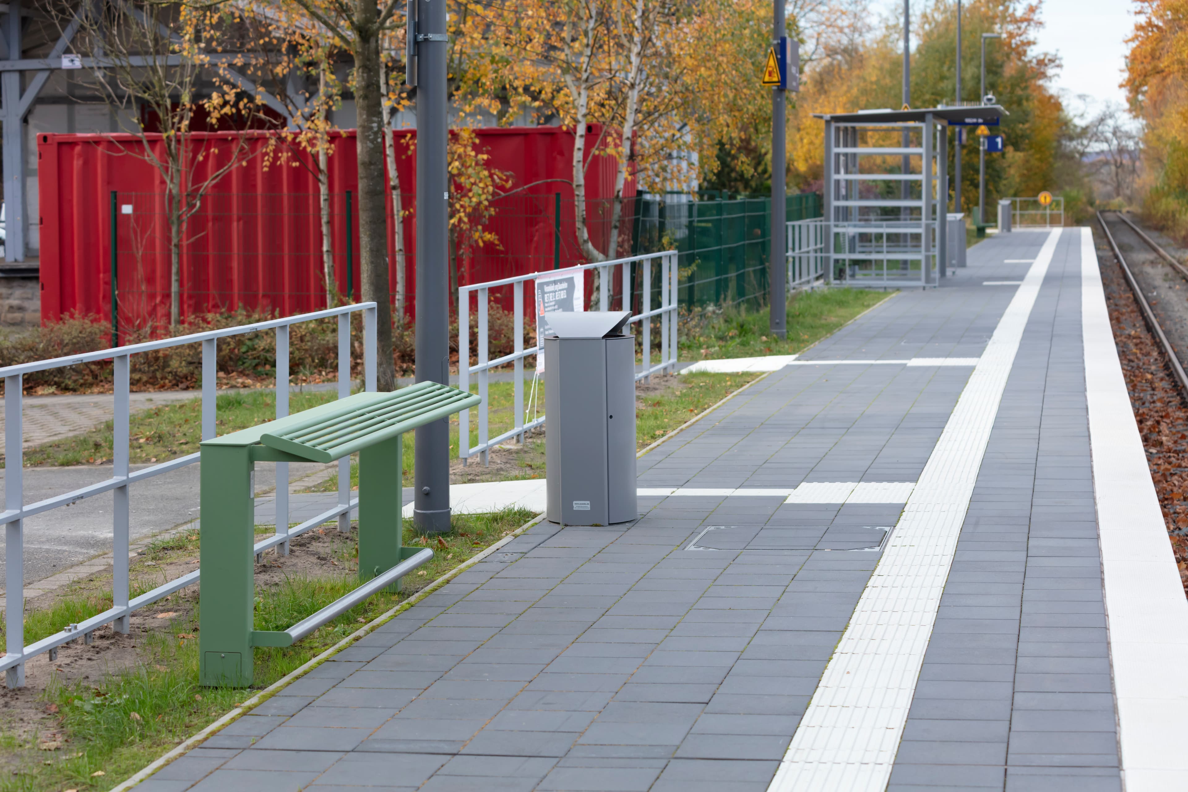 Auch die Anlehnmöglichkeiten im gleichen Farbton Blassgrün sind ein echter Hingucker am Zukunftsbahnhof und erleichtern dem Reisenden das Warten auf den nächsten Zug.