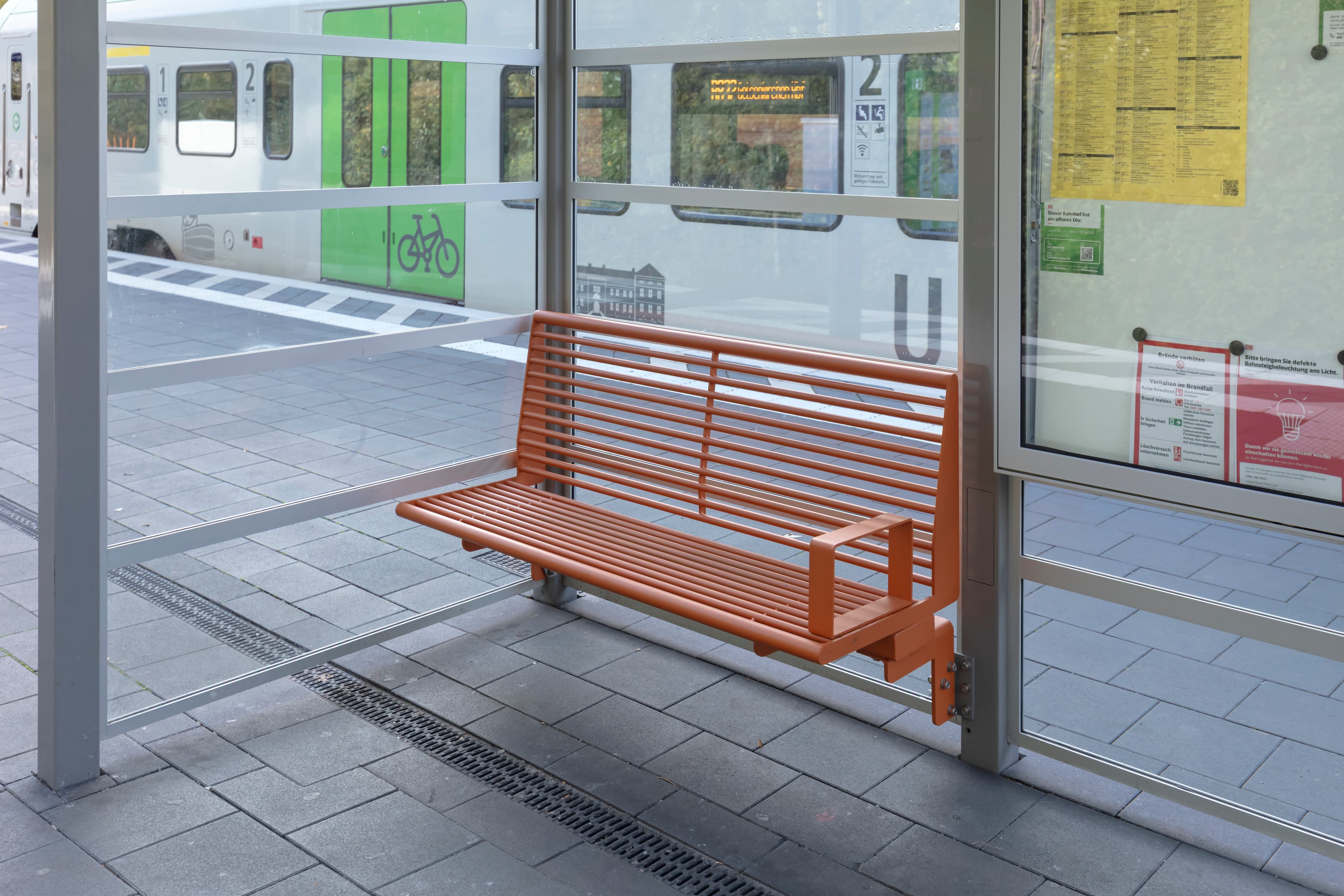 Auch unter dem Wetterschutz wurde eine moderne komfortable Sitzmöglichkeit geschaffen.