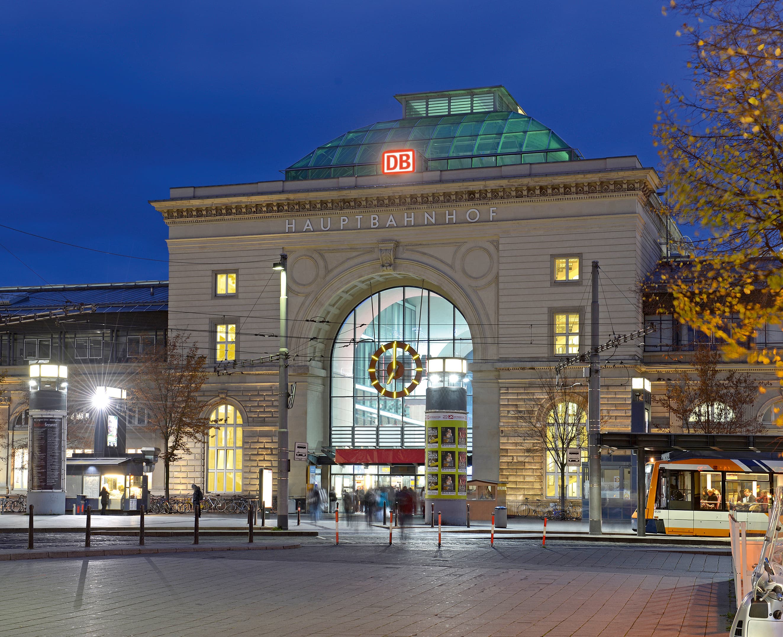 Mannheim Hbf Haupteingang bei Nacht,
