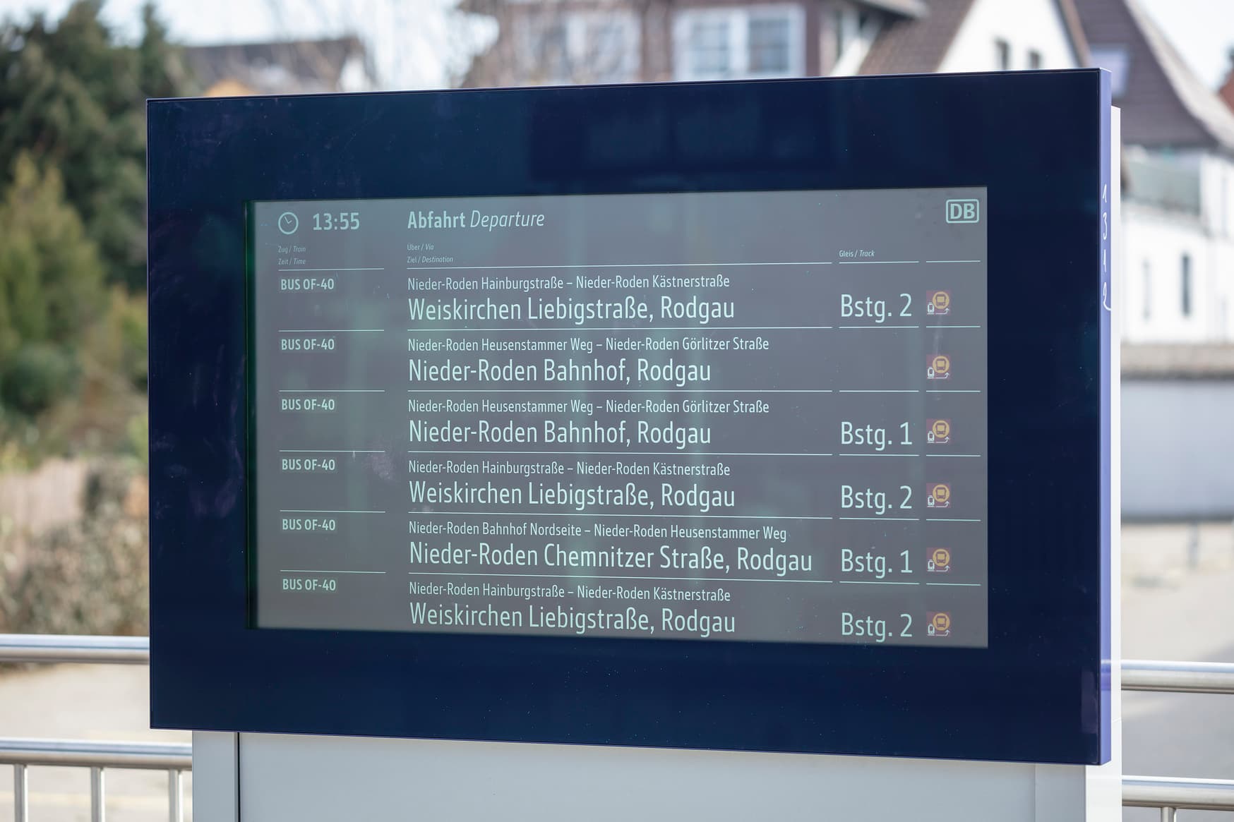 Detailaufnahme eines ZugInfoMonitors. Darauf sind die nächsten sechs Verbindungen am Bahnsteig abgebildet.