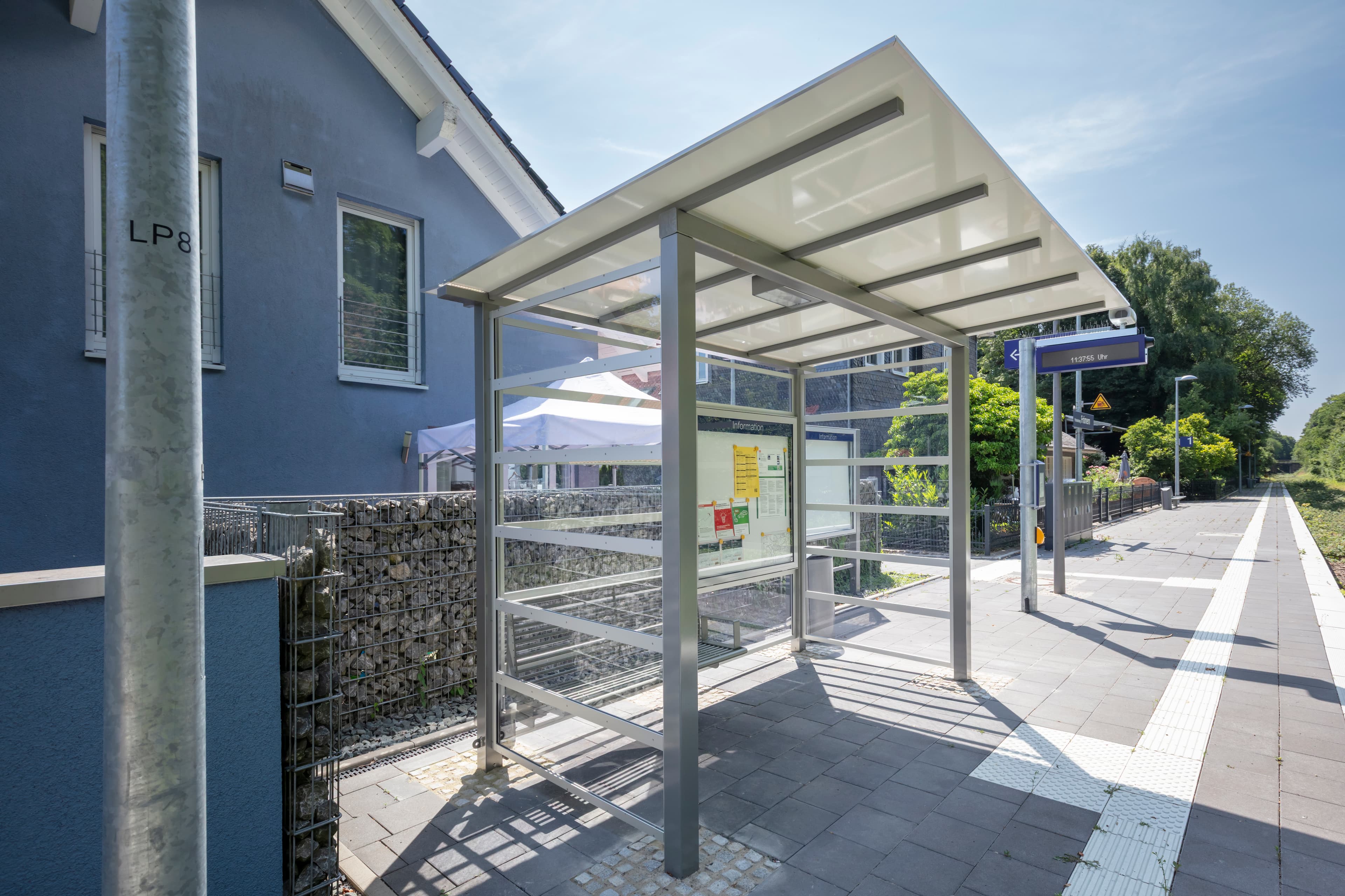 Durch den neuen offenen und zugleich lichtdurchlässigen Wetterschutz sollen sich die Gäste sicher und wohl fühlen.  