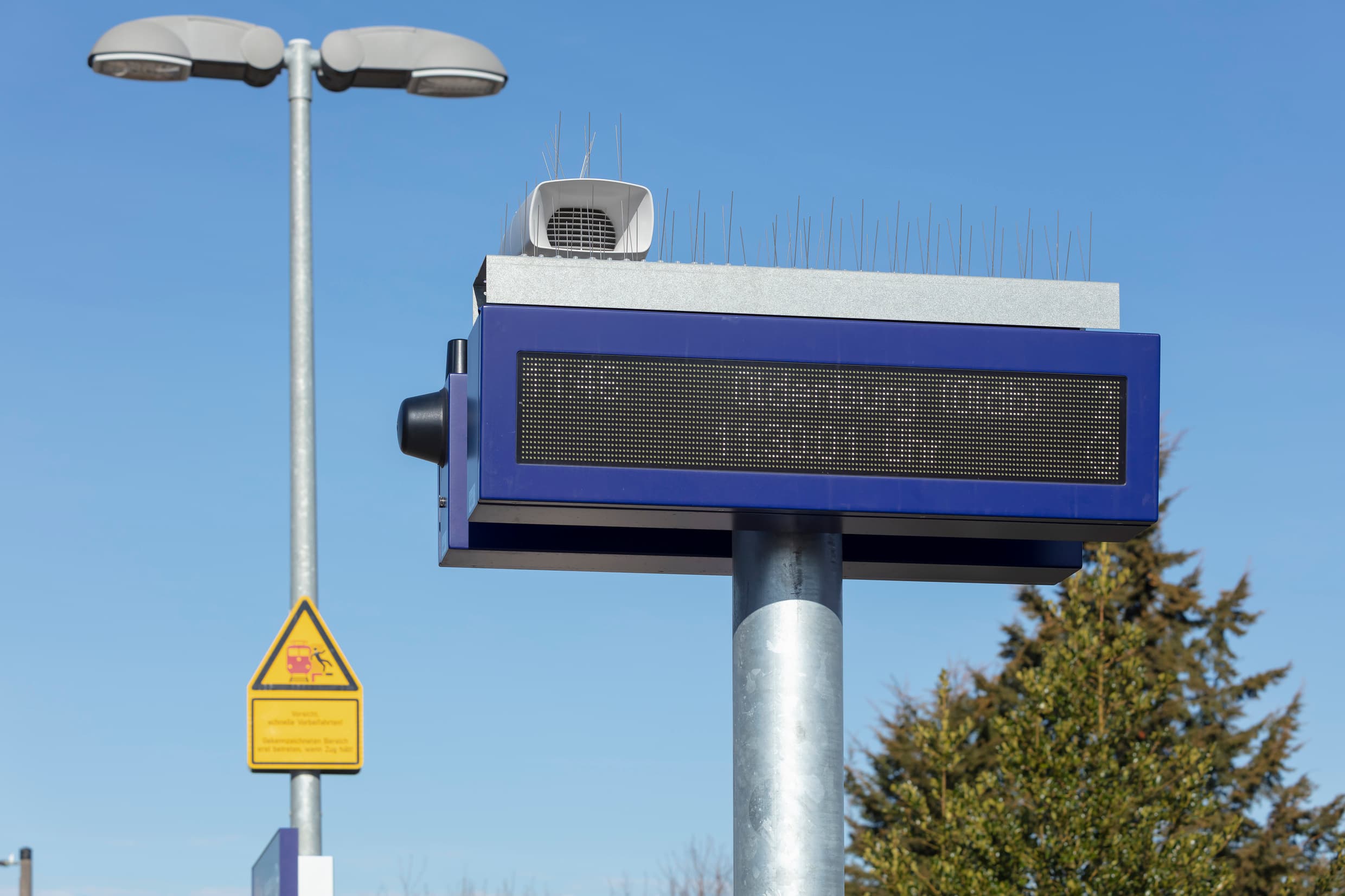 Dynamischer Schriftenanzeiger zweizeilig an einem Bahnsteig des Bahnhofs Hoykenkamp.