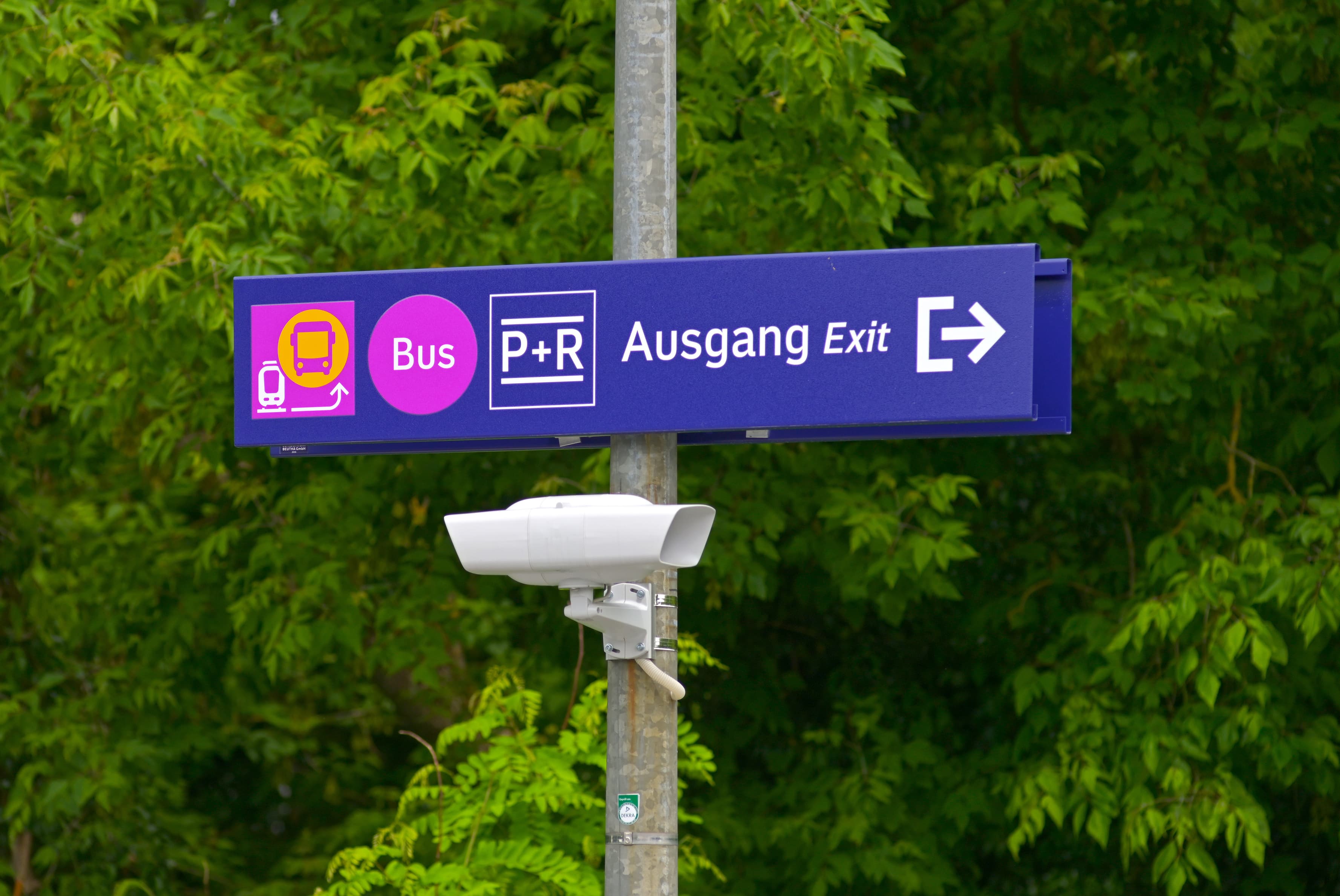 Der Blick auf die neue Wegeleitung an einem Bahnsteig des Bahnhofs Finkenkrug.