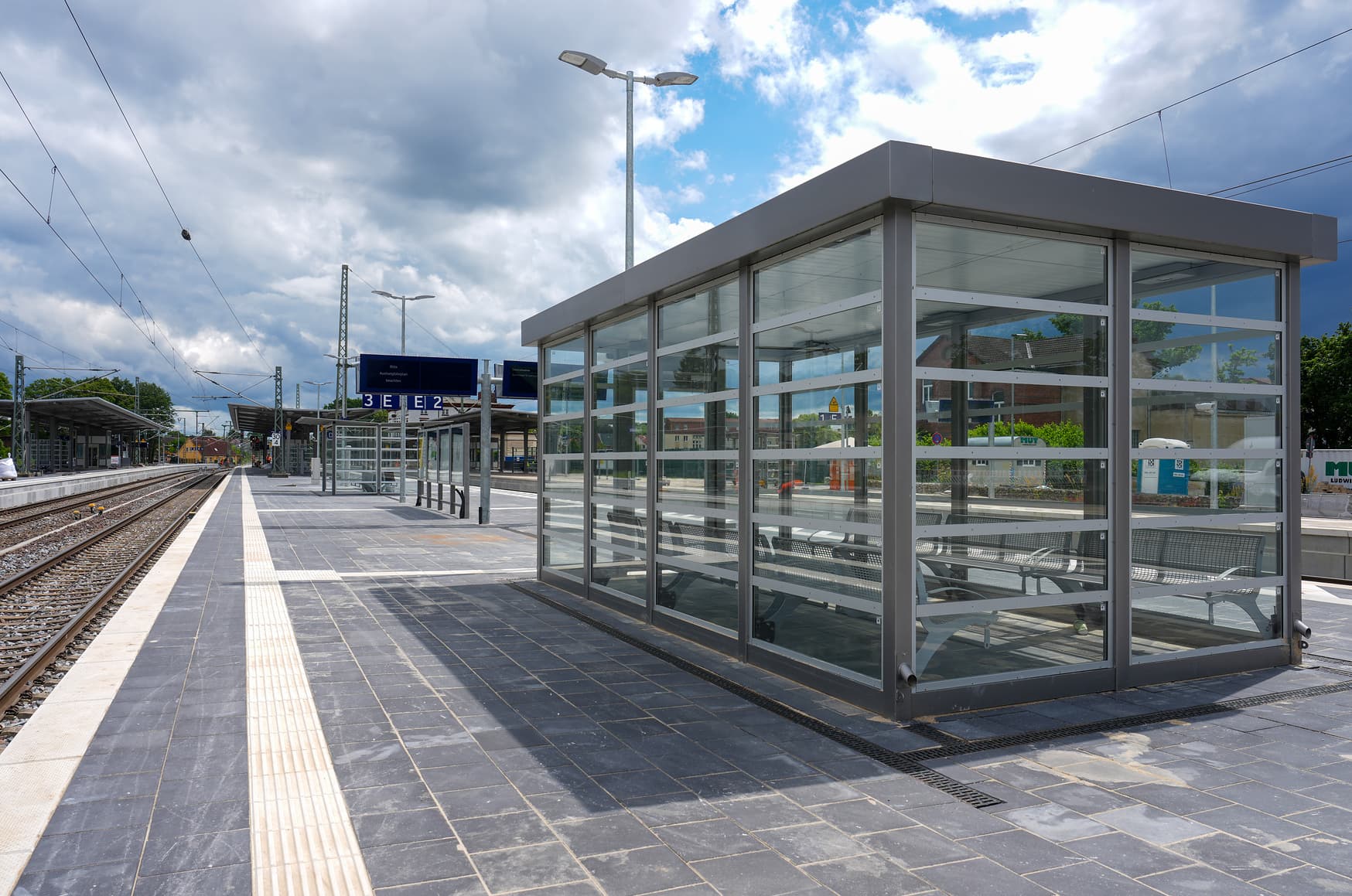 Der Wetterschutz auf dem modernisierten Bahnsteig am Zukunftsbahnhof Ludwigslust.