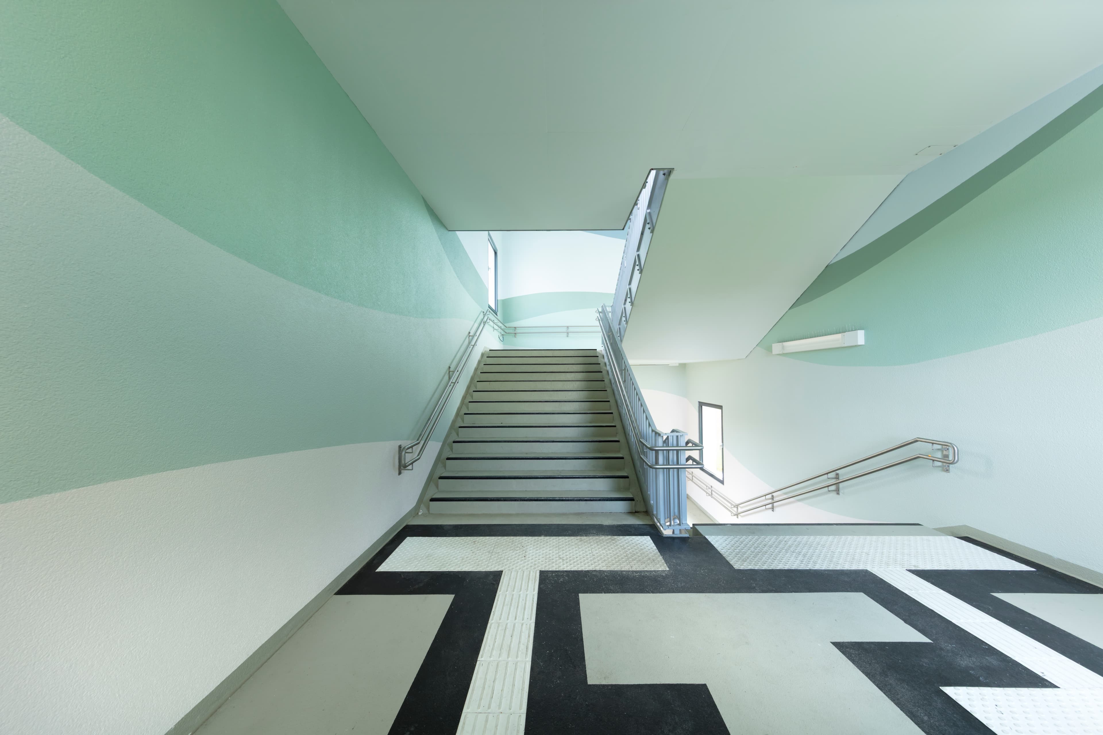 Farblich gestalteter Zugangsbereich